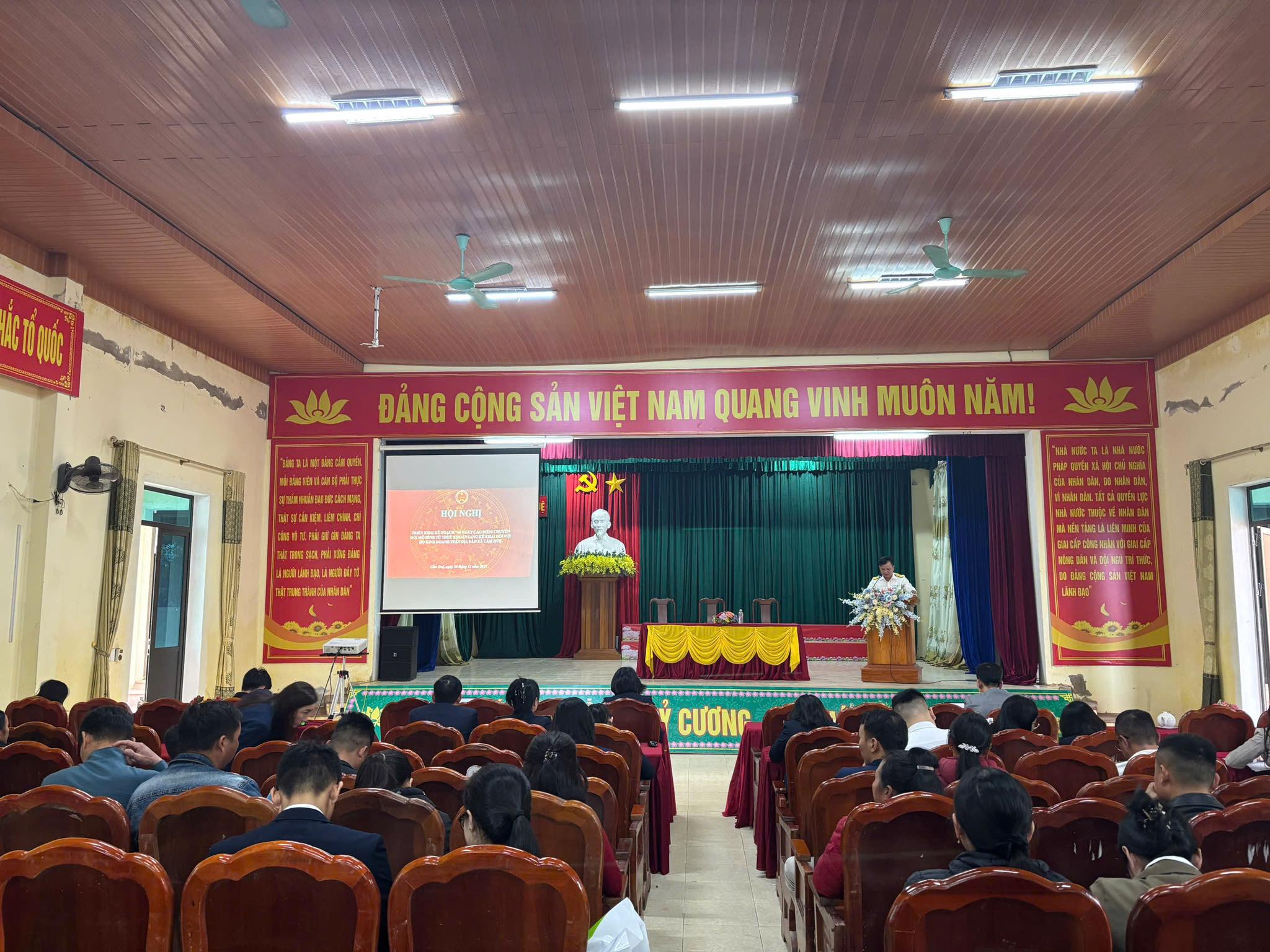 XÃ CẨM DUỆ TRIỂN KHAI KẾ HOẠCH 60 NGÀY CAO ĐIỂM CHUYỂN ĐỔI MÔ HÌNH THUẾ KHOÁN SANG KÊ KHAI ĐỐI VỚI CÁC HỘ KINH DOANH TRÊN ĐỊA BÀN