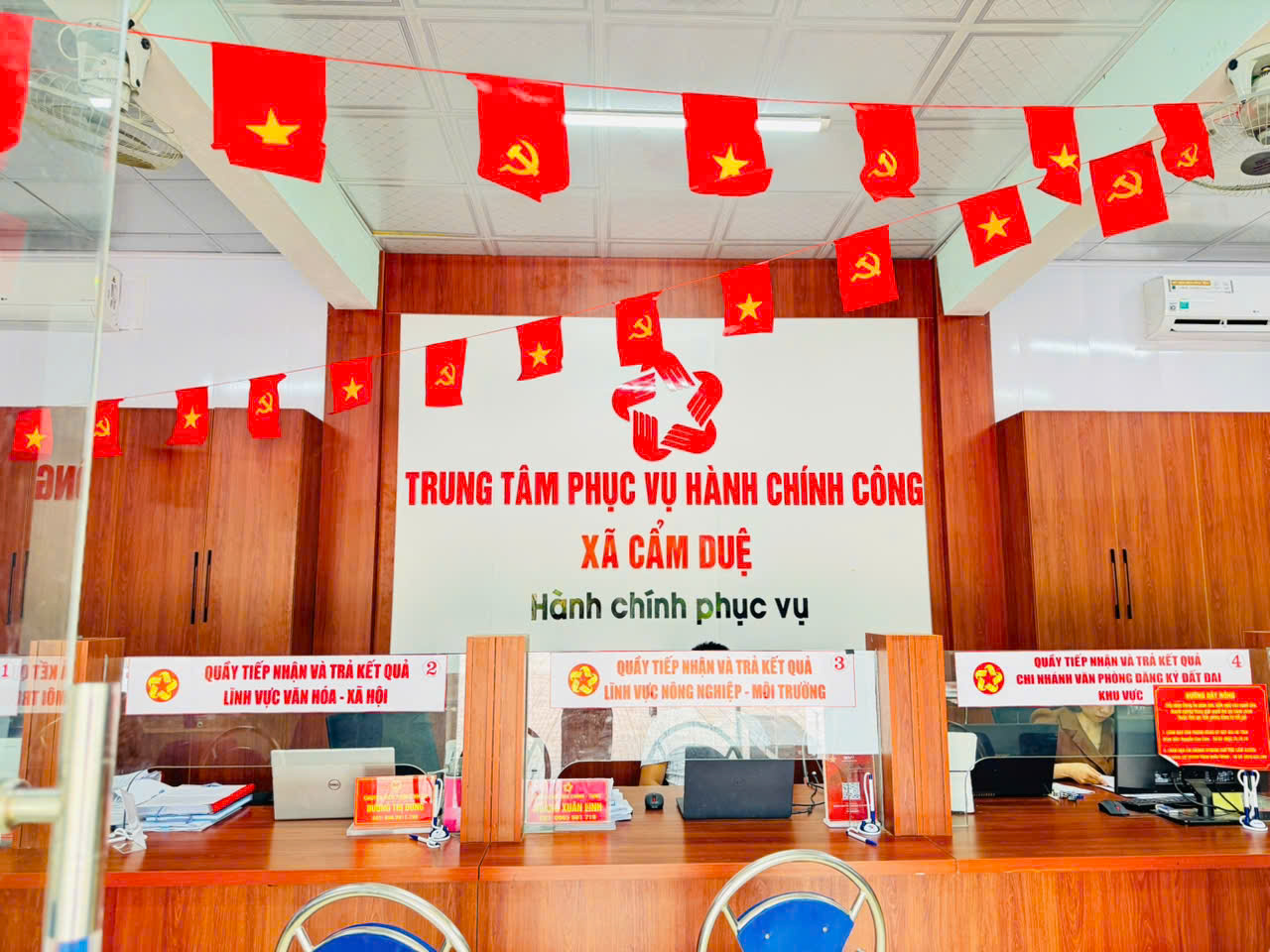 TRUNG TÂM PHỤC VỤ HÀNH CHÍNH CÔNG XÃ CẨM DUỆ