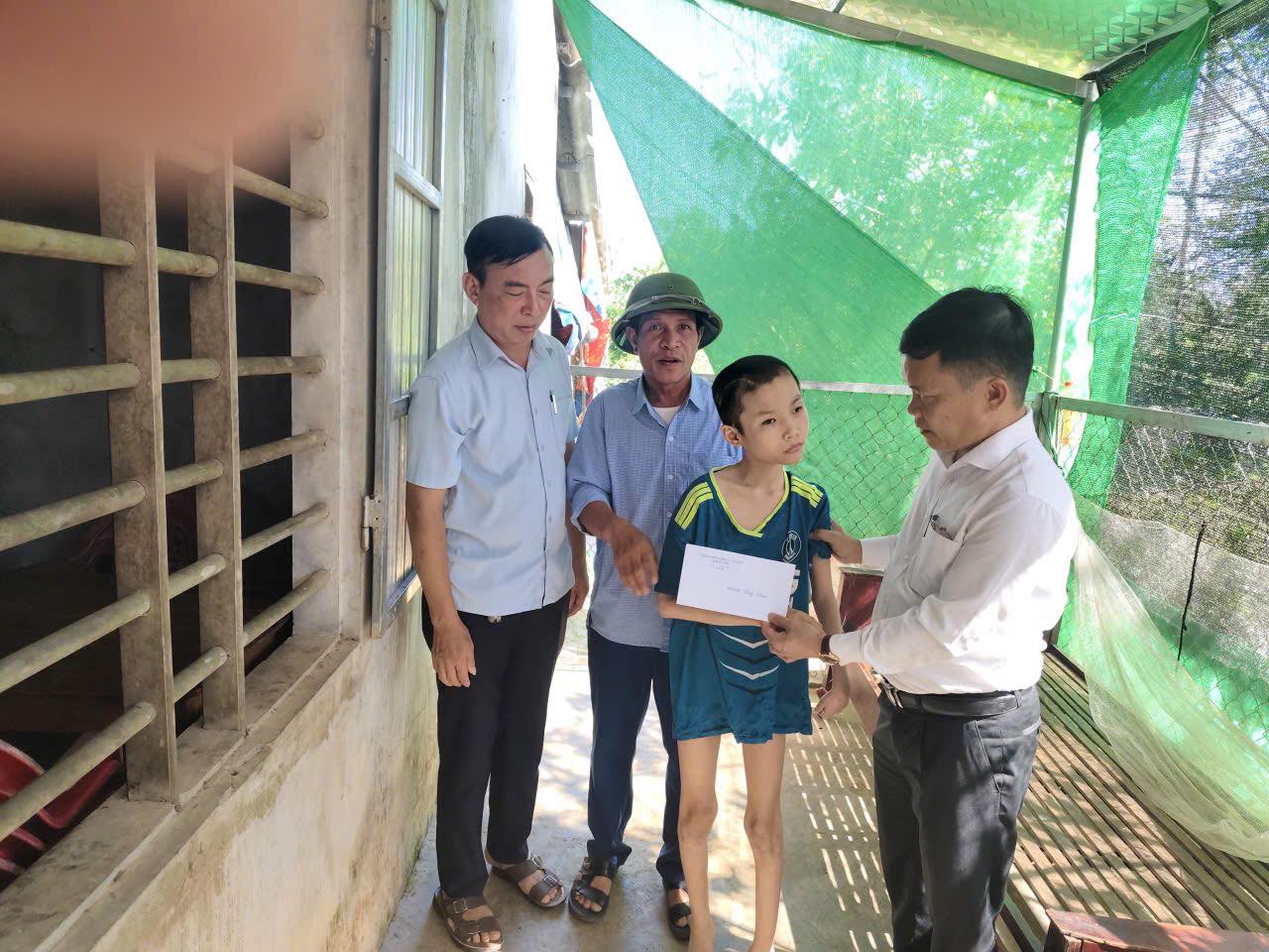 LÃNH ĐẠO XÃ CẨM DUỆ TRAO QUÀ CHO TRẺ EM CÓ HOÀN CẢNH ĐẶC BIỆT KHÓ KHĂN NHÂN DỊP TẾT TRUNG THU
