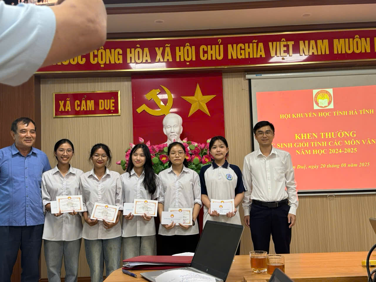 LỄ KHEN THƯỞNG HỌC SINH GIỎI TỈNH, HỌC SINH CÓ HOÀN CẢNH KHÓ KHĂN TRÊN ĐỊA BÀN XÃ CẨM DUỆ NĂM HỌC 2024-2025