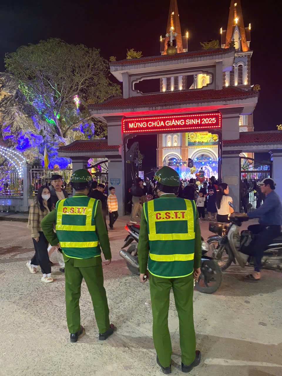 Công an xã Cẩm Duệ "giữ bình an, hạnh phúc và ấm áp đêm giáng sinh