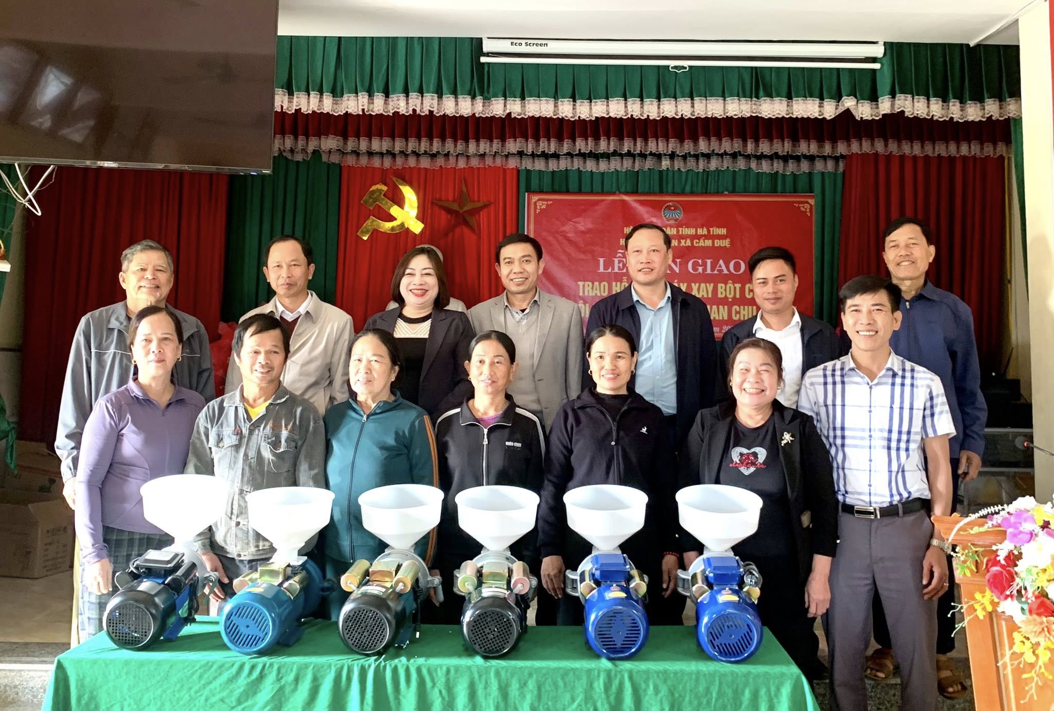 HỘI NÔNG DÂN TỈNH HÀ TĨNH BÀN GIAO TRAO HỖ TRỢ MÁY XAY BỘT NƯỚC CHO TỔ HỘI NGHỀ NGHIỆP BÁNH ĐÚC THÔN PHAN CHU TRINH XÃ CẨM DUỆ