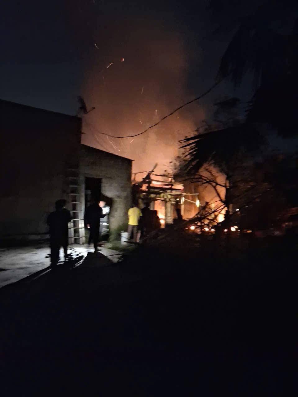 ĐẢNG ỦY – HĐND – UBND – UBMTTQ XÃ CẨM DUỆ THĂM HỎI, ĐỘNG VIÊN GIA ĐÌNH ÔNG DƯƠNG HỮU TOÀN BỊ CHÁY NHÀ TẠI THÔN MỸ SƠN