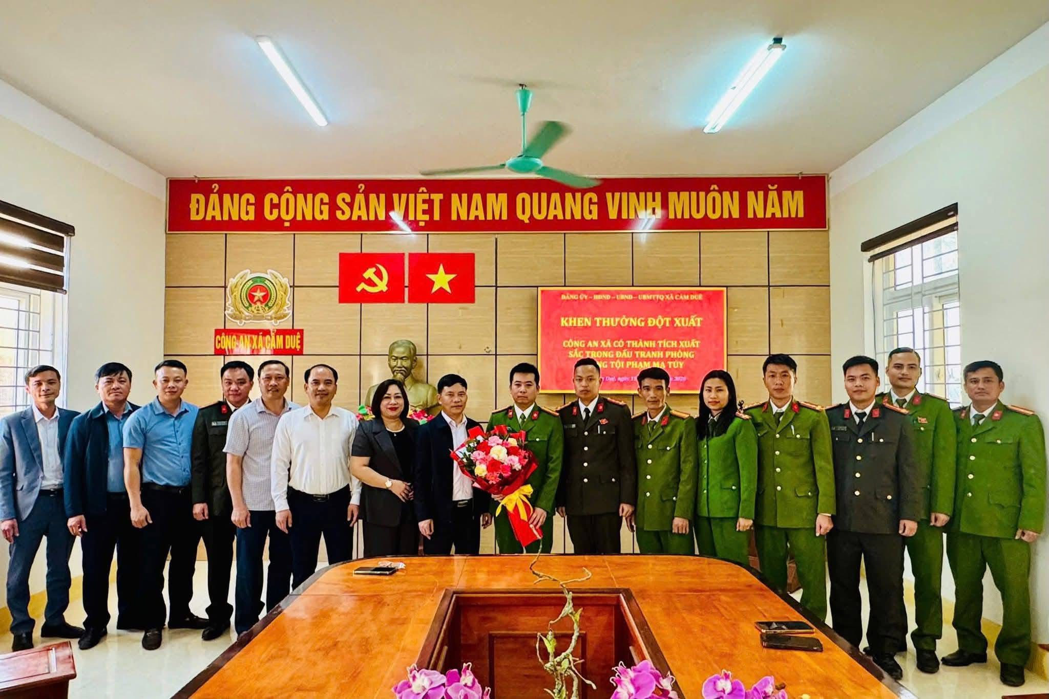 ĐẢNG ỦY - HĐND - UBND- ỦY BAN MTTQ XÃ CẨM DUỆ KHEN THƯỞNG ĐỘT XUẤT CÔNG AN XÃ.