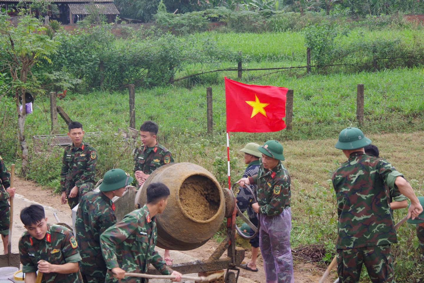 CÁN BỘ , CHIẾN SĨ TRUNG ĐOÀN 841 HOẠT ĐỘNG HÀNH QUÂN DÃ NGOẠI LÀM CÔNG TÁC DÂN VẬN TẠI ĐỊA BÀN XÃ CẨM DUỆ