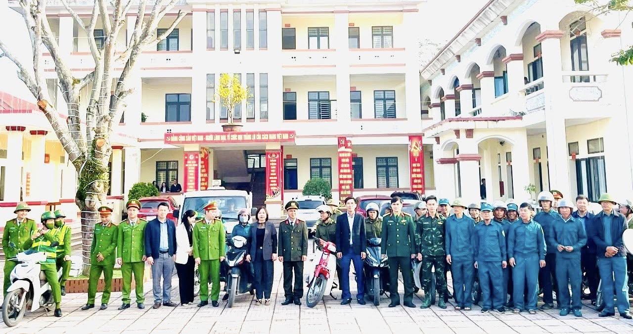 Xã Cẩm Duệ ra quân giải tỏa hành lang an toàn giao thông các tuyến đường trọng điểm.