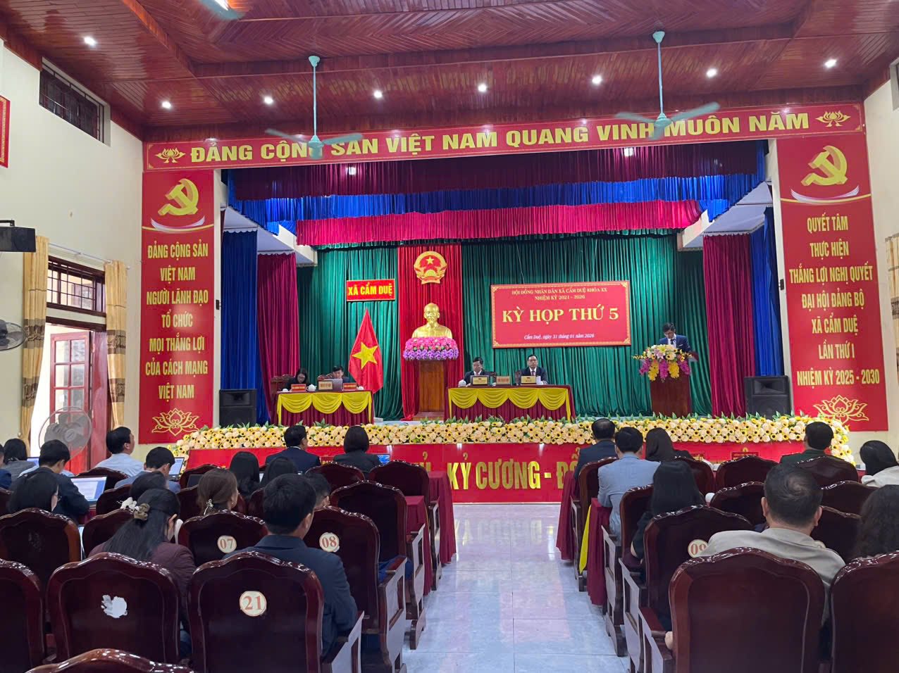 HỘI ĐỒNG NHÂN DÂN XÃ CẨM DUỆ TỔ CHỨC KỲ HỌP THỨ 5.