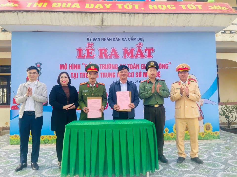 CÔNG AN XÃ CẨM DUỆ RA MẮT MÔ HÌNH “CỔNG TRƯỜNG AN TOÀN GIAO THÔNG” TẠI TRƯỜNG THCS MỸ DUỆ