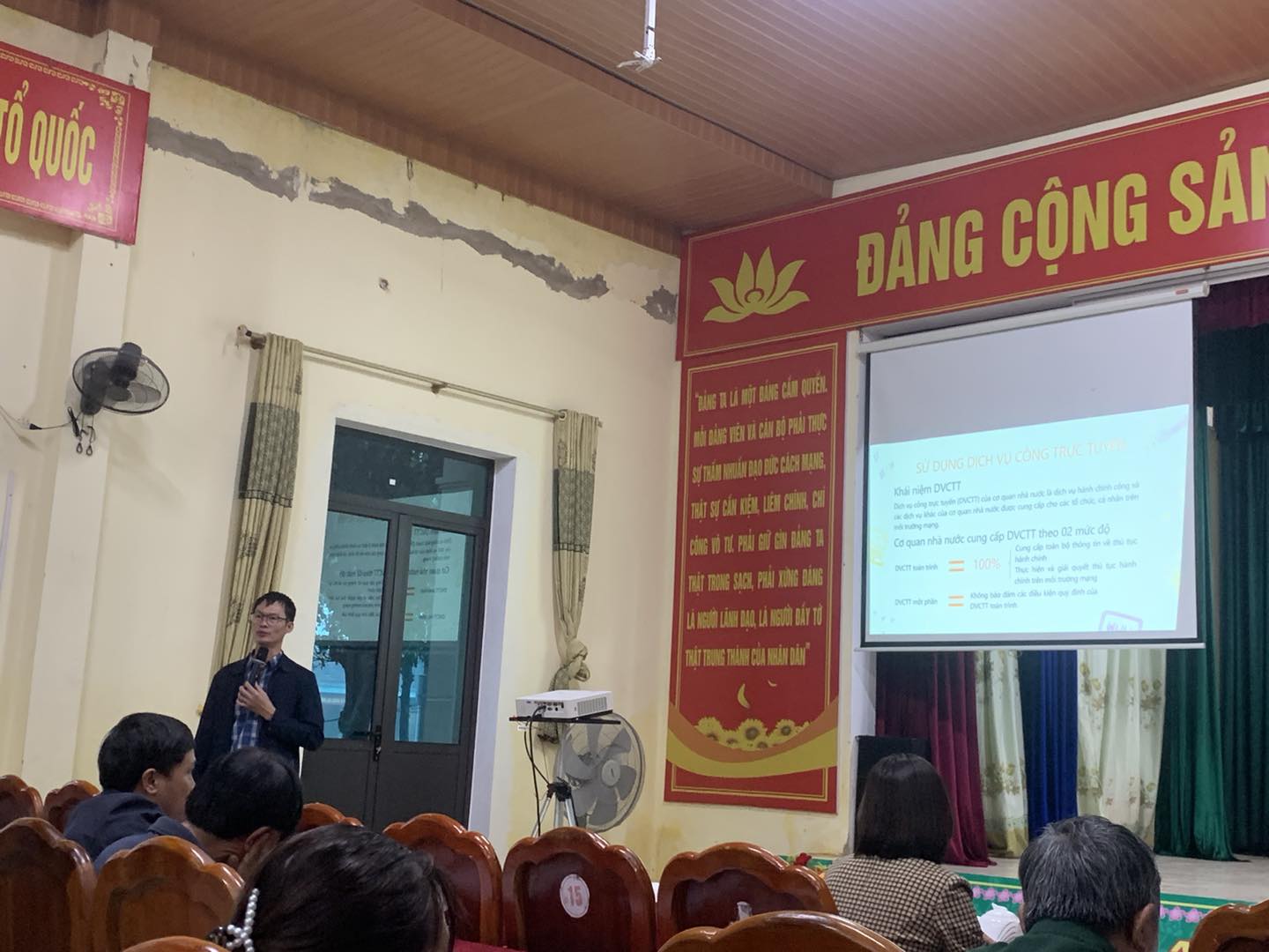 KHAI MẠC LỚP TẬP HUẤN CHUYỂN ĐỔI SỐ CHO NGƯỜI DÂN VÀ TỔ CHUYỂN ĐỔI SỐ CỘNG ĐỒNG XÃ CẨM DUỆ