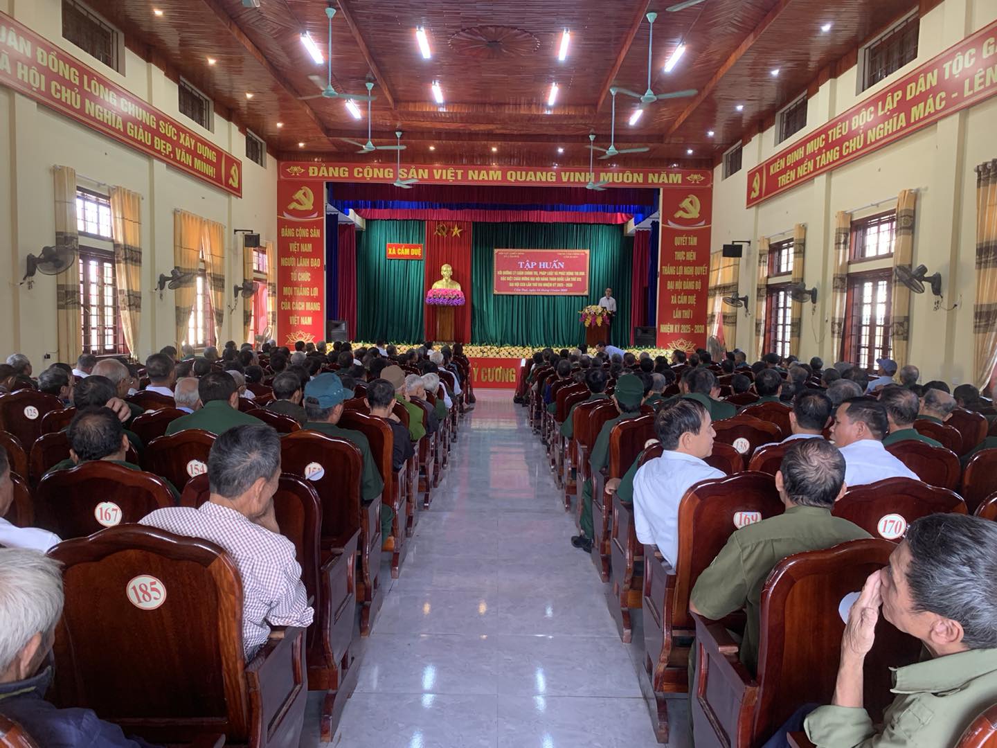 HỘI CCB XÃ CẨM DUỆ PHỐI HỢP TRUNG TÂM CHÍNH TRỊ CẨM XUYÊN TỔ CHỨC LỚP TẬP HUẤN LÝ LUẬN CHÍNH TRỊ, NGHIỆP VỤ CÔNG TÁC HỘI NĂM 2025