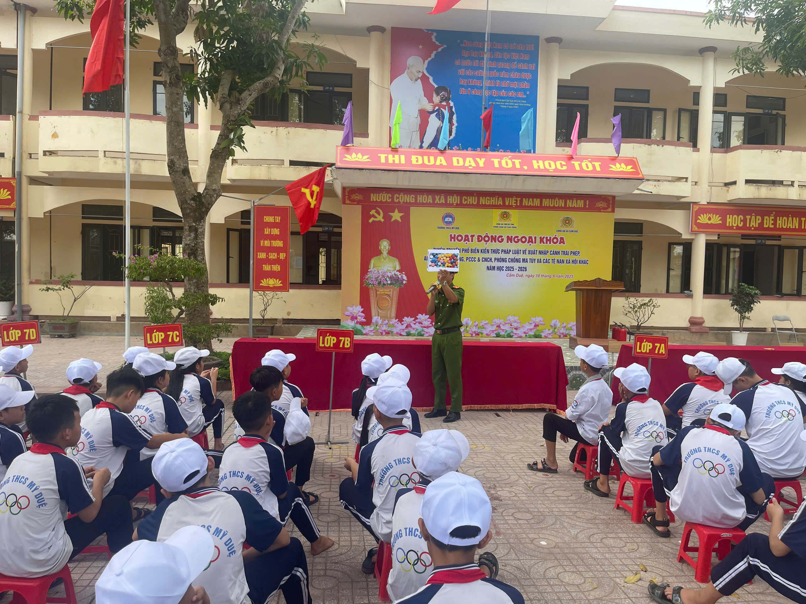 CÔNG AN XÃ CẨM DUỆ PHỐI HỢP VỚI TRƯỜNG THCS MỸ DUỆ VÀ ĐOÀN XÃ TỔ CHỨC HOẠT ĐỘNG NGOẠI KHÓA TUYÊN TRUYỀN PHÁP LUẬT