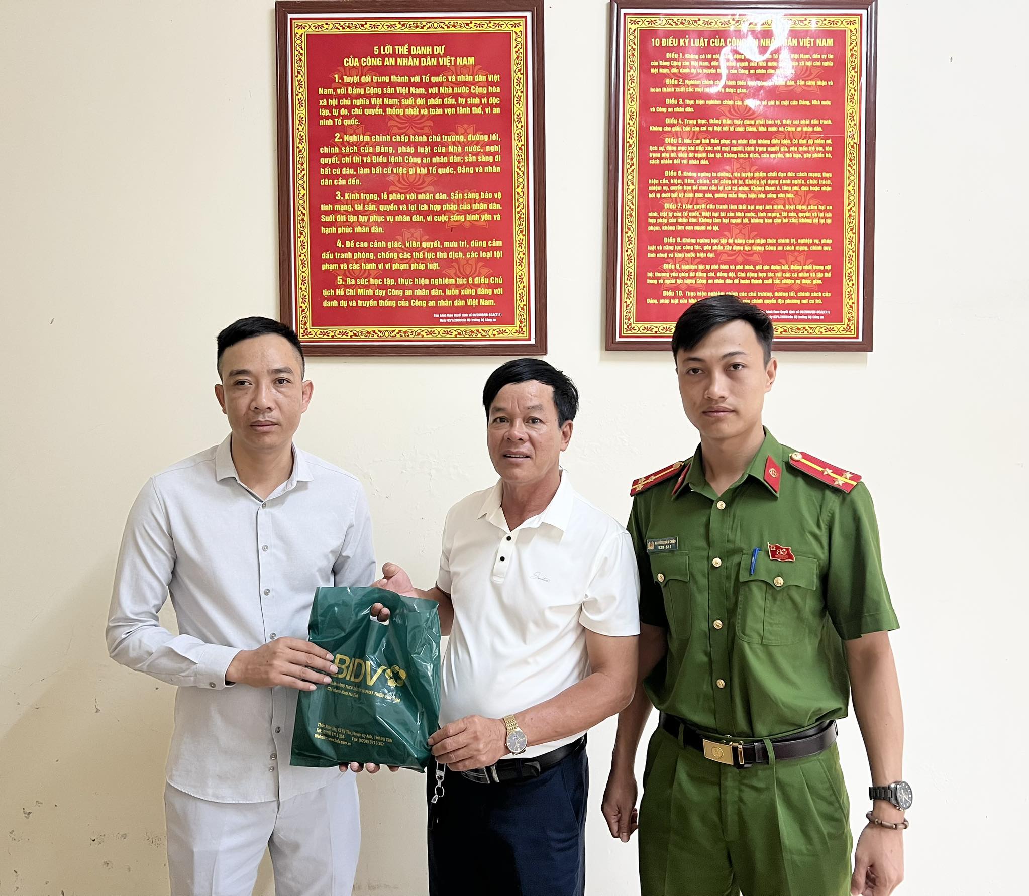 Công an xã Cẩm Duệ làm rõ và phối hợp người dân trao trả số tiền 100 triệu đồng cho người chuyển nhầm từ Hải Phòng sang Nhật Bản