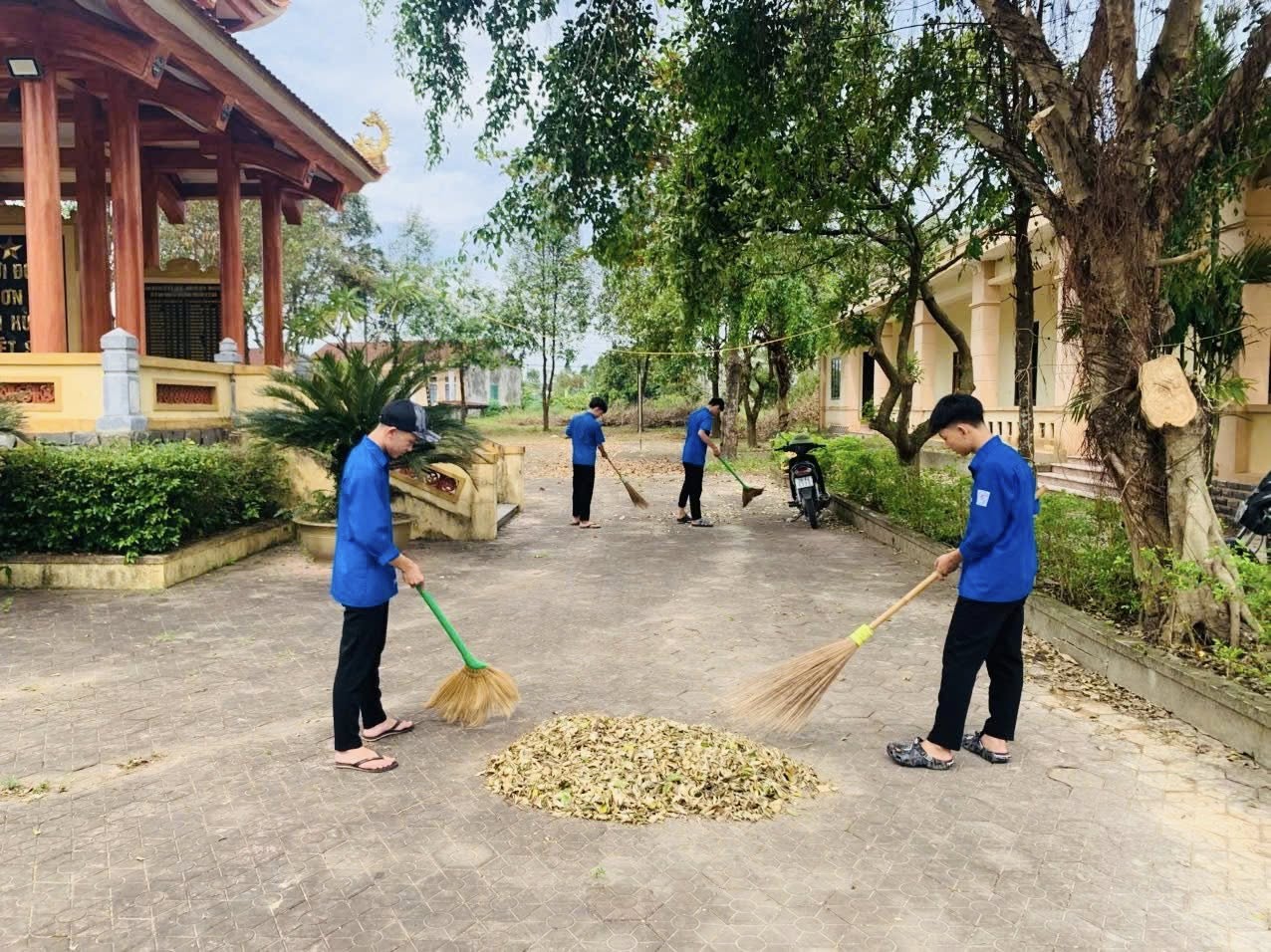 TUỔI TRẺ XÃ CẨM DUỆ RA QUÂN NGÀY CHỦ NHẬT XANH HƯỞNG ỨNG CHƯƠNG TRÌNH “ĐÔNG TÌNH NGUYỆN 2025 – XUÂN TÌNH NGUYỆN 2026”
