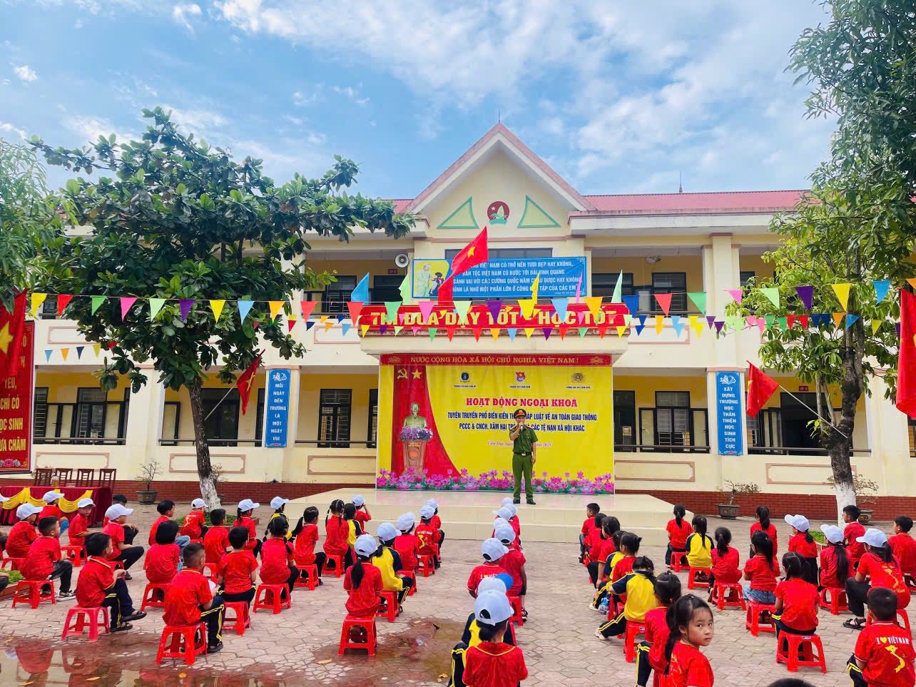 CÔNG AN XÃ CẨM DUỆ TĂNG CƯỜNG GIÁO DỤC PHÁP LUẬT CHO HỌC SINH TẠI TRƯỜNG TIỂU HỌC CẨM MỸ