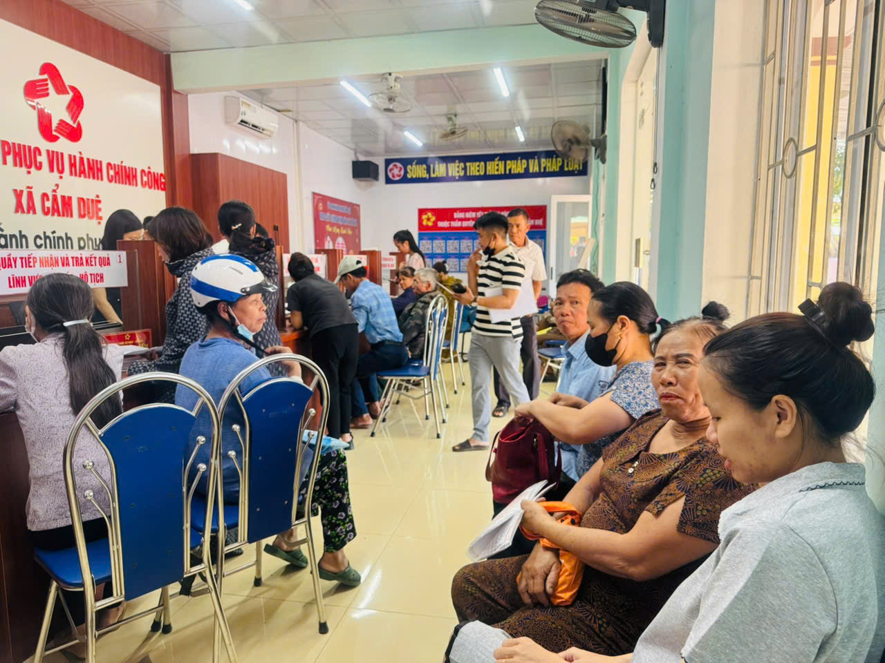 D&acirc;n đ&ocirc;ng hcc.jpg