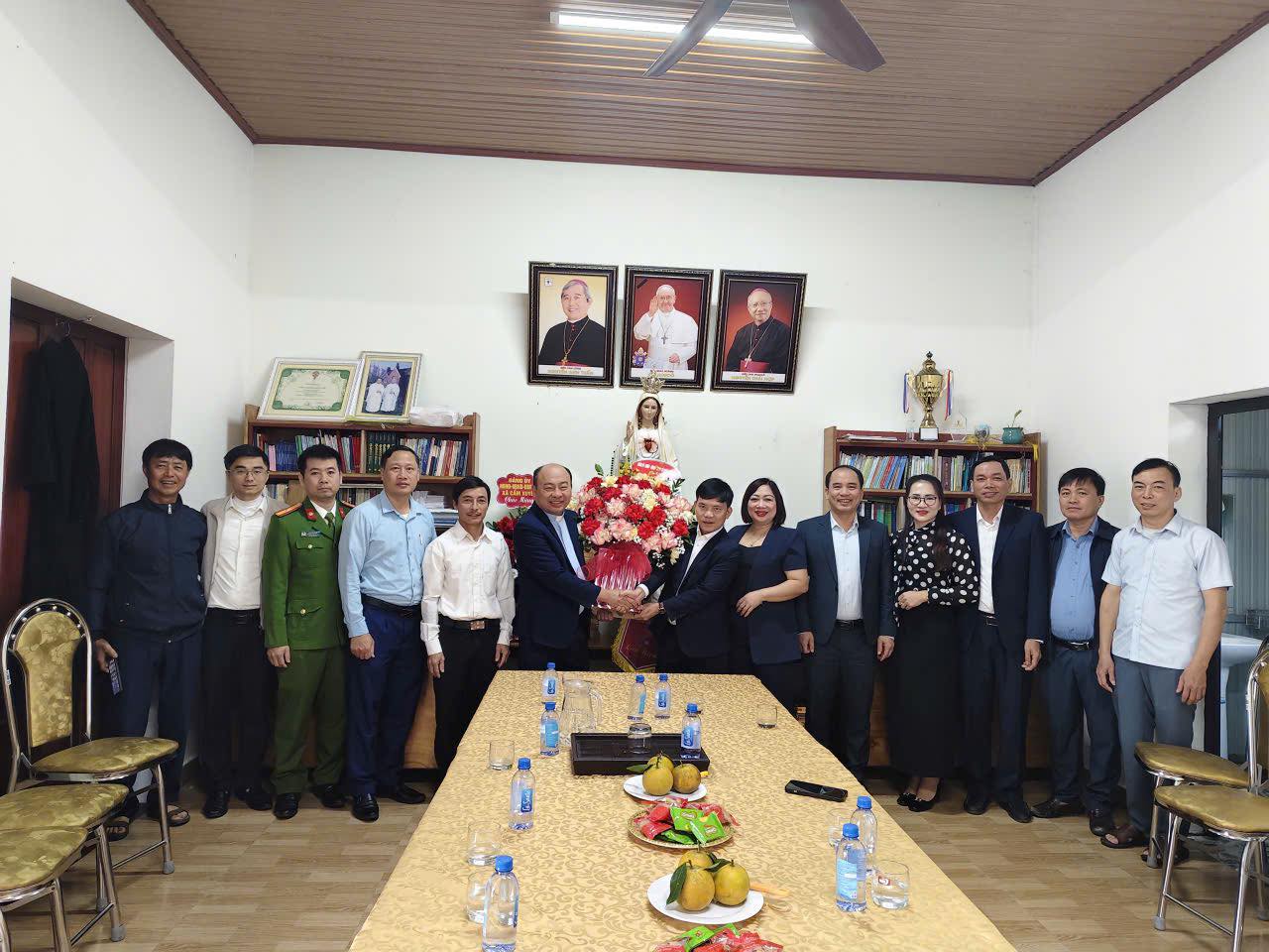 ĐẢNG ỦY – HĐND – UBND – ỦY BAN MTTQ XÃ CẨM DUỆ THĂM HỎI , TẶNG HOA CHÚC MỪNG CÁC GIÁO XỨ VẠN THÀNH VÀ PHÚC THÀNH NHÂN DỊP LỄ GIÁNG SINH NĂM 2025.