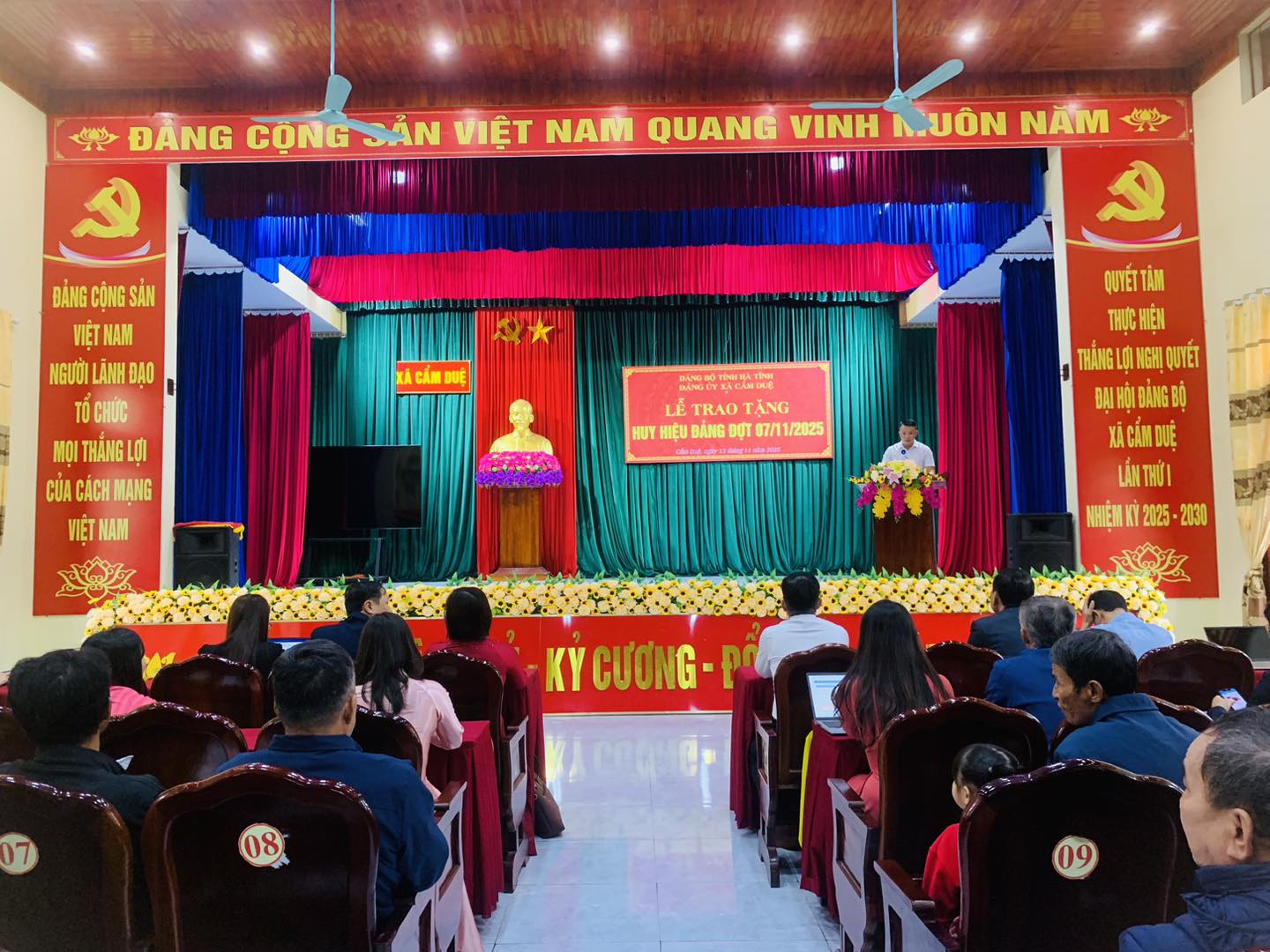 TRANG NGHIÊM LỄ TRAO TẶNG HUY HIỆU ĐẢNG ĐỢT 7/11 TẠI XÃ CẨM DUỆ