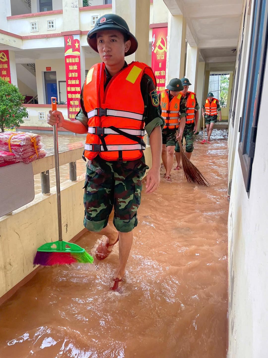 TRUNG ĐOÀN 841 BỘ CHỈ HUY QUÂN SỰ TỈNH HÀ TĨNH THỜI HỖ TRỢ XÃ CẨM DUỆ KHẮC PHỤC HẬU QUẢ SAU LŨ