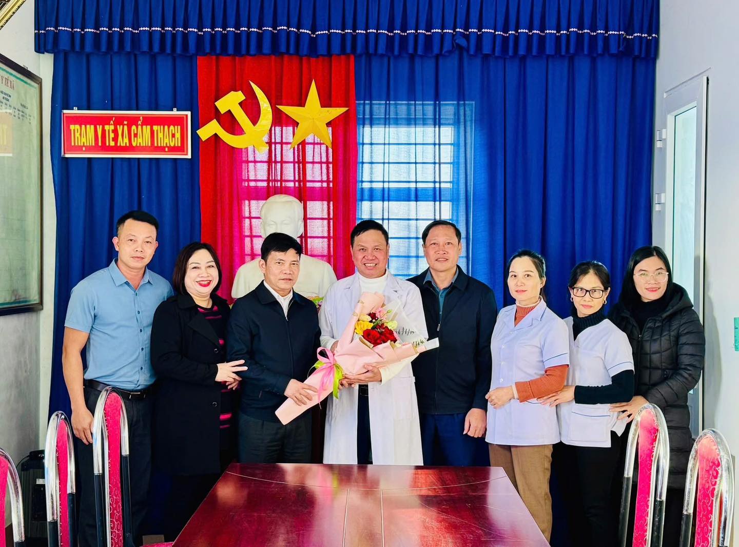 ĐẢNG ỦY- HĐND-UBND-UBMTTQ XÃ CẨM DUỆ ĐỘNG VIÊN, BIỂU DƯƠNG CÁN BỘ TRẠM Y TẾ ĐỠ ĐẺ THÀNH CÔNG CHO MẸ ĐƠN THÂN TRONG TÌNH HUỐNG KHẨN CẤP