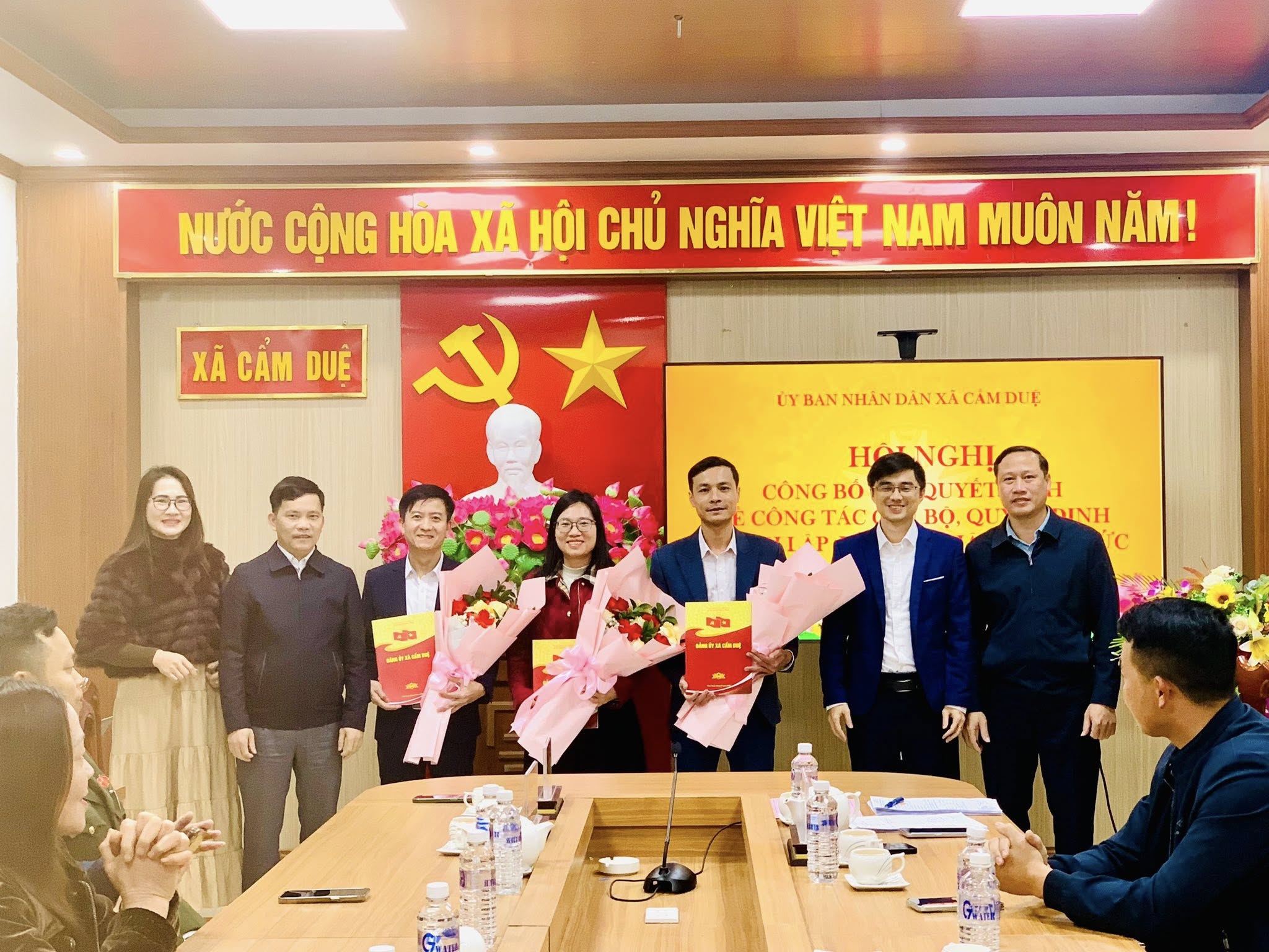 XÃ CẨM DUỆ TỔ CHỨC HỘI NGHỊ CÔNG BỐ QUYẾT ĐỊNH VỀ CÔNG TÁC CÁN BỘ, QUYẾT ĐỊNH THÀNH LẬP TRẠM Y TẾ XÃ VÀ TIẾP NHẬN VIÊN CHỨC VỀ CÔNG TÁC TẠI TRẠM Y TẾ XÃ CẨM DUỆ.