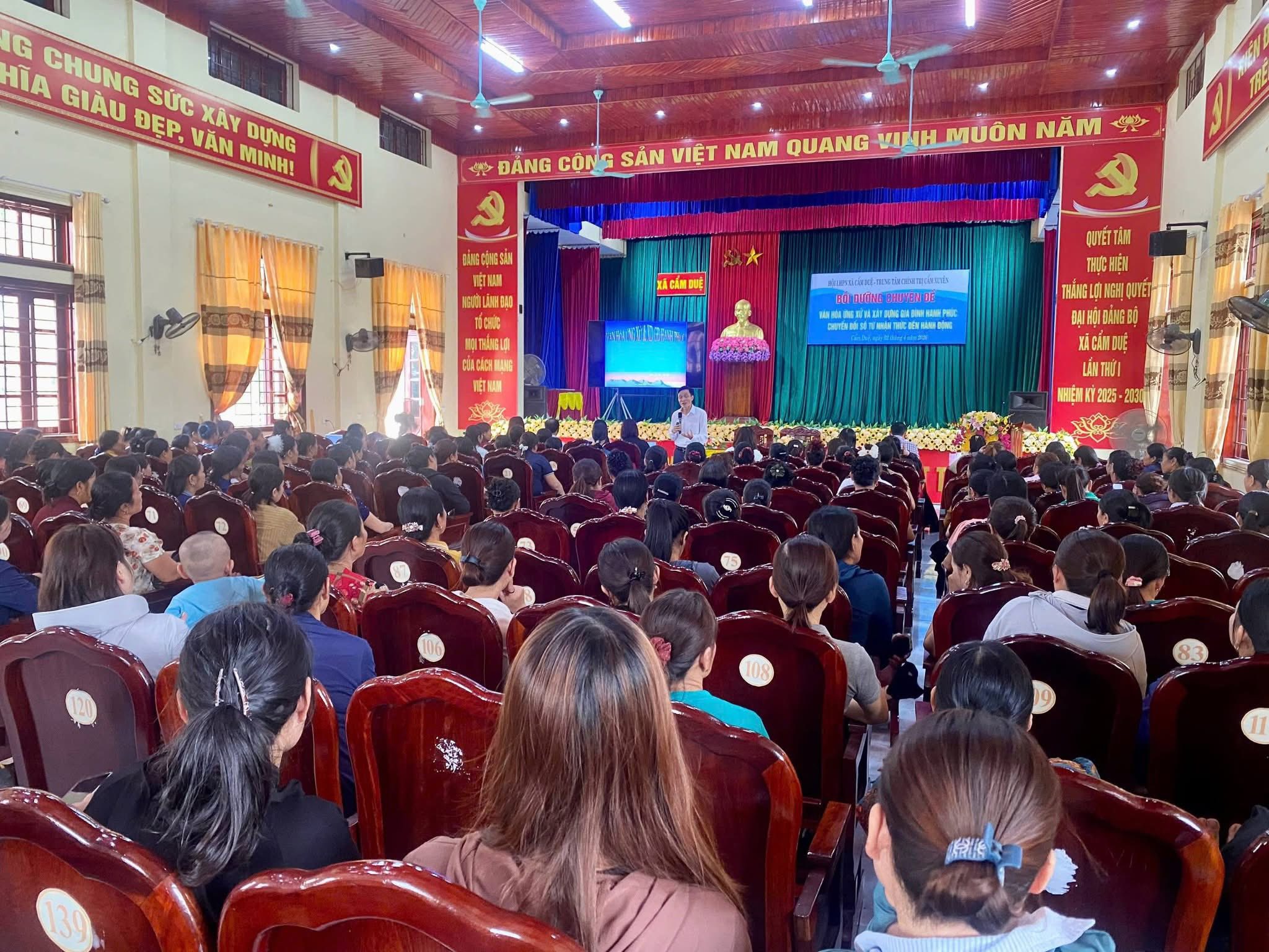 HỘI LHPN XÃ CẨM DUỆ TỔ CHỨC LỚP BỒI DƯỠNG CHUYÊN ĐỀ “ VĂN HÓA ỨNG XỬ VÀ XÂY DỰNG GIA ĐÌNH HẠNH PHÚC – CHUYỂN ĐỔI SỐ TỪ NHẬN THỨC ĐẾN HÀNH ĐỘNG”