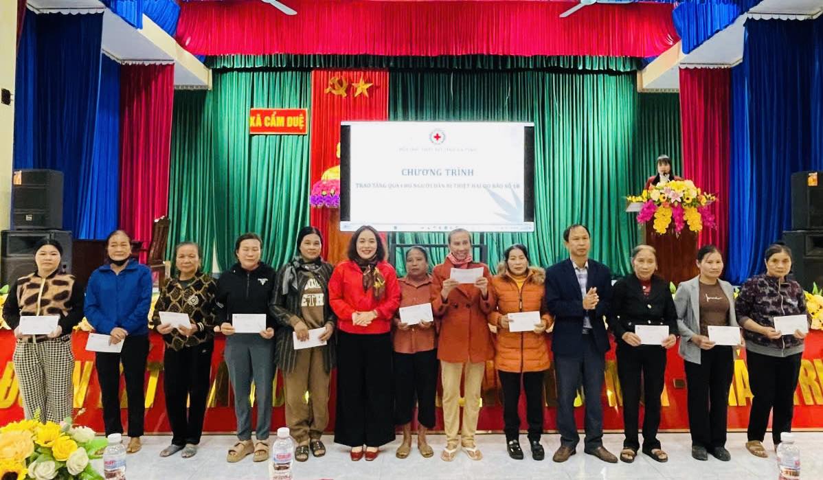 UBMTTQ XÃ CẨM DUỆ PHỐI HỢP VỚI HỘI CHỮ THẬP ĐỎ TỈNH HÀ TĨNH TRAO QUÀ HỖ TRỢ CHO CÁC HỘ DÂN BỊ THIỆT HẠI DO BÃO SỐ 