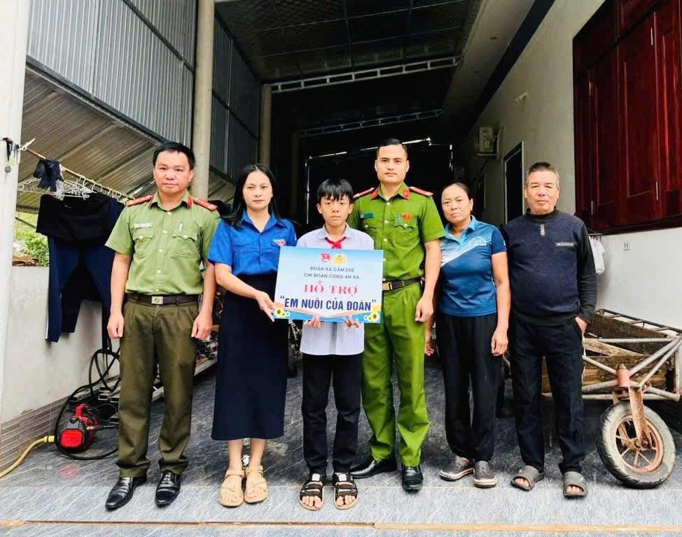 CÔNG AN XÃ CẨM DUỆ RA MẮT MÔ HÌNH “EM NUÔI CỦA ĐOÀN”