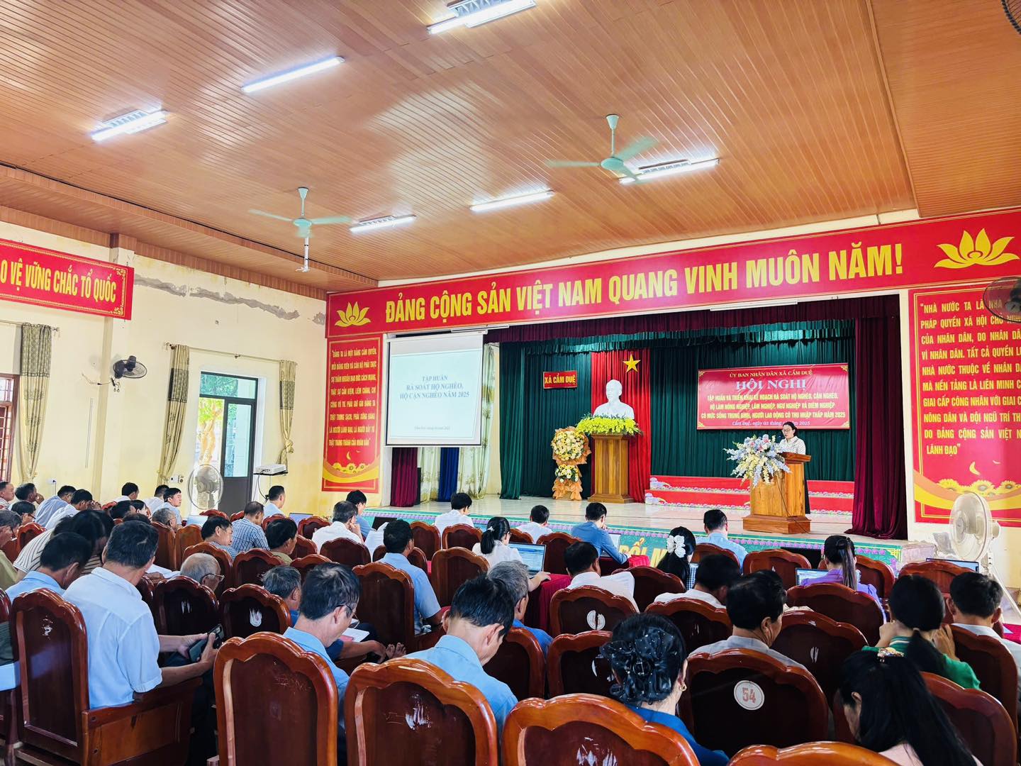 UBND XÃ CẨM DUỆ TỔ CHỨC HỘI NGHỊ TẬP HUẤN VÀ TRIỂN KHAI RÀ SOÁT HỘ NGHÈO, HỘ CẬN NGHÈO, HỘ LÀM NÔNG NGHIỆP,LÂM NGHIỆP, NGƯ NGHIỆP VÀ DIÊM NGHIỆP CÓ MỨC SỐNG TRUNG BÌNH VÀ NGƯỜI LAO ĐỘNG CÓ THU NHẬP THẤP NĂM 2025.