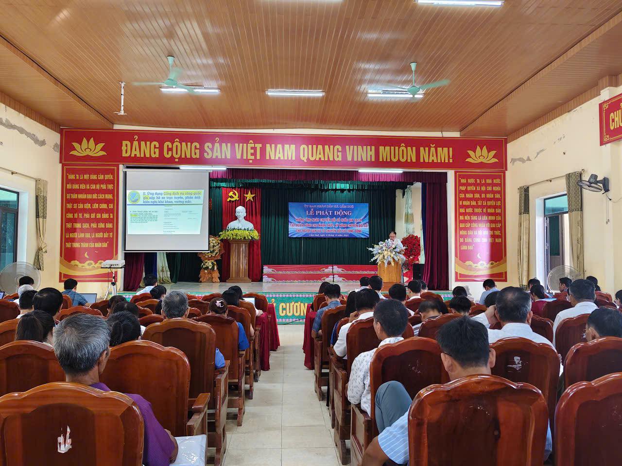 XÃ CẨM DUỆ TỔ CHỨC LỄ PHÁT ĐỘNG HƯỞNG ỨNG NGÀY "CHUYỂN ĐỔI SỐ QUỐC GIA 10/10” VÀ TẬP HUẤN NÂNG CAO NHẬN THỨC, KỶ NĂNG CHUYỂN ĐỔI SỐ CHO NGƯỜI DÂN VÀ TỔ CHUYỂN ĐỔI SỐ CỘNG ĐỒNG NĂM 2025.