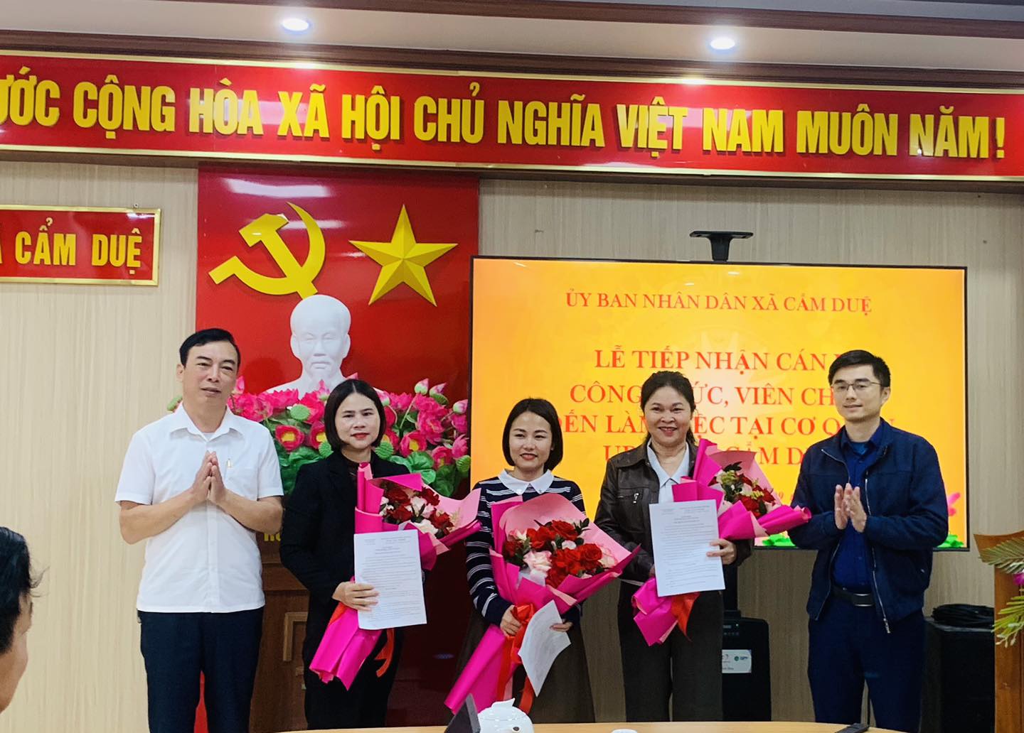 LỄ TIẾP NHẬN CÔNG CHỨC, VIÊN CHỨC VỀ CÔNG TÁC TẠI UBND VÀ TRUNG TÂM DỊCH VỤ TỔNG HỢP XÃ CẨM DUỆ