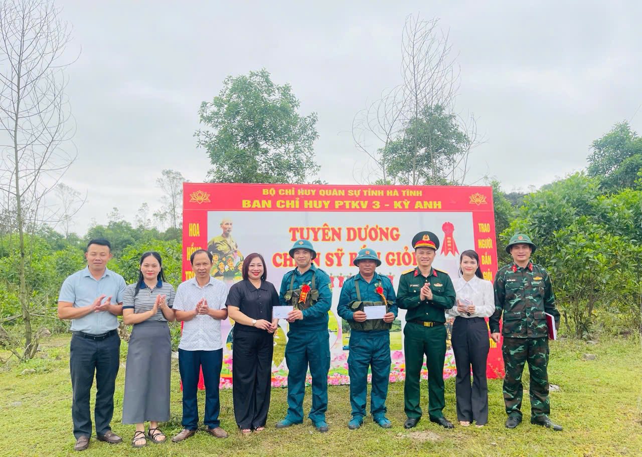 DÂN QUÂN XÃ CẨM DUỆ TỰ TIN BẮN ĐẠN THẬT VÀ NHẬN DANH HIỆU “HOA BẮN GIỎI”