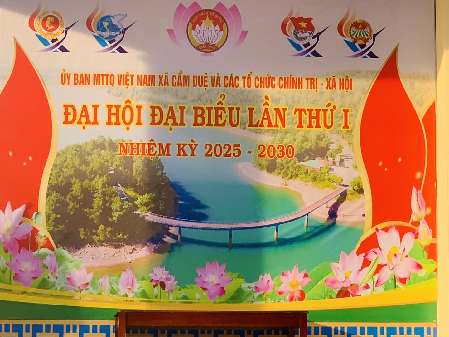 XÃ CẨM DUỆ RỰC RỠ SẮC CỜ CHÀO MỪNG ĐẠI HỘI ĐẢNG BỘ TỈNH LẦN THỨ XX, CHÀO MỪNG ĐẠI HỘI ĐẠI BIỂU MTTQ VIỆT NAM XÃ LẦN THỨ I NHIỆM KỲ 2025-2030