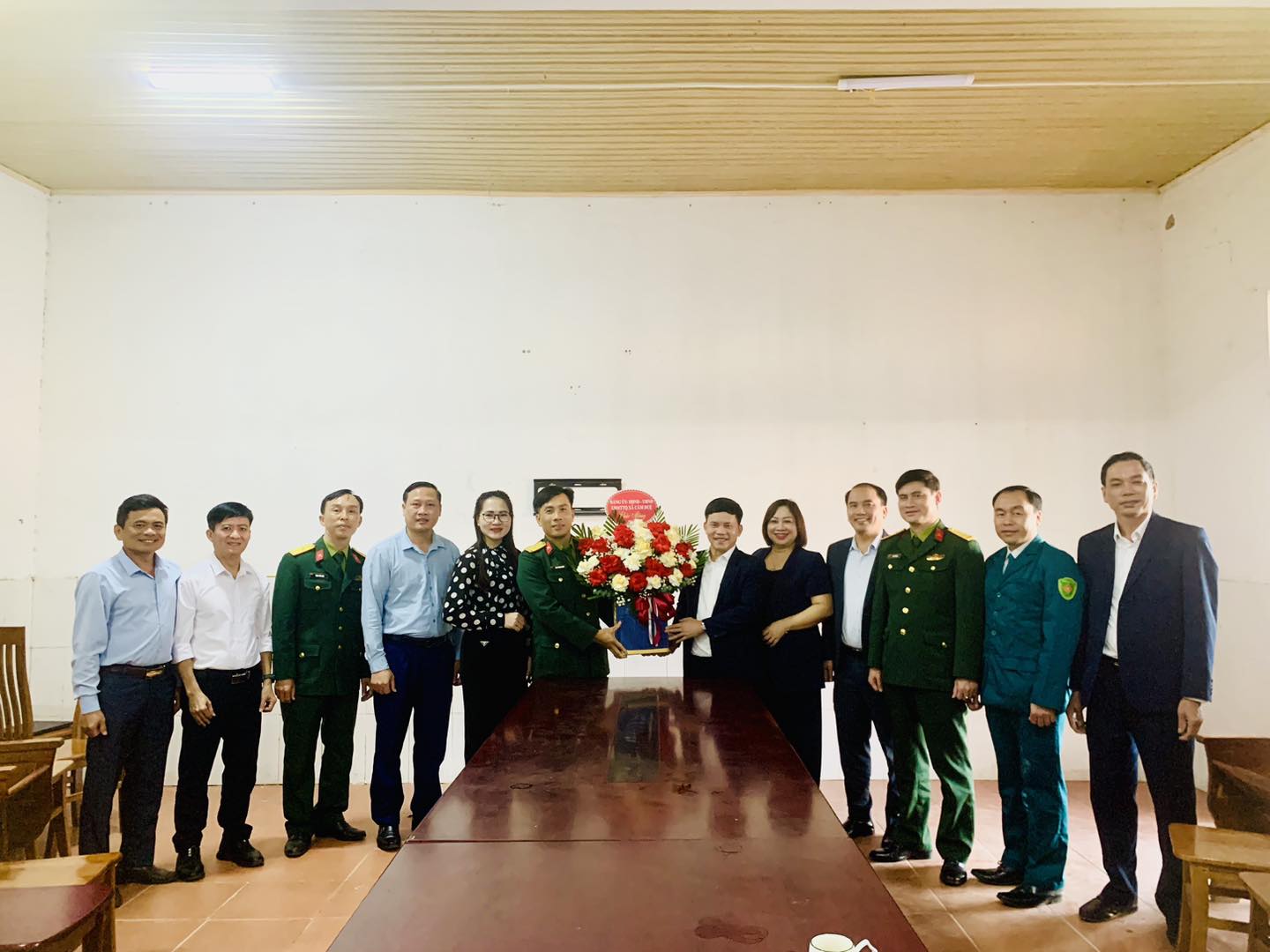 ĐẢNG ỦY – HĐND – UBND – UBMTTQ XÃ CẨM DUỆ TẶNG HOA CHÚC MỪNG TRUNG ĐOÀN 841 VÀ BAN CHỈ HUY QUÂN SỰ XÃ NHÂN DỊP KỶ NIỆM 81 NĂM NGÀY THÀNH LẬP QUÂN ĐỘI NHÂN DÂN VIỆT NAM ( 22/12/1944-22/12/2025) VÀ 36 NĂM NGÀY HỘI QUỐC PHÒNGTOÀNDÂN( 22/12/1989-22/12/2025)