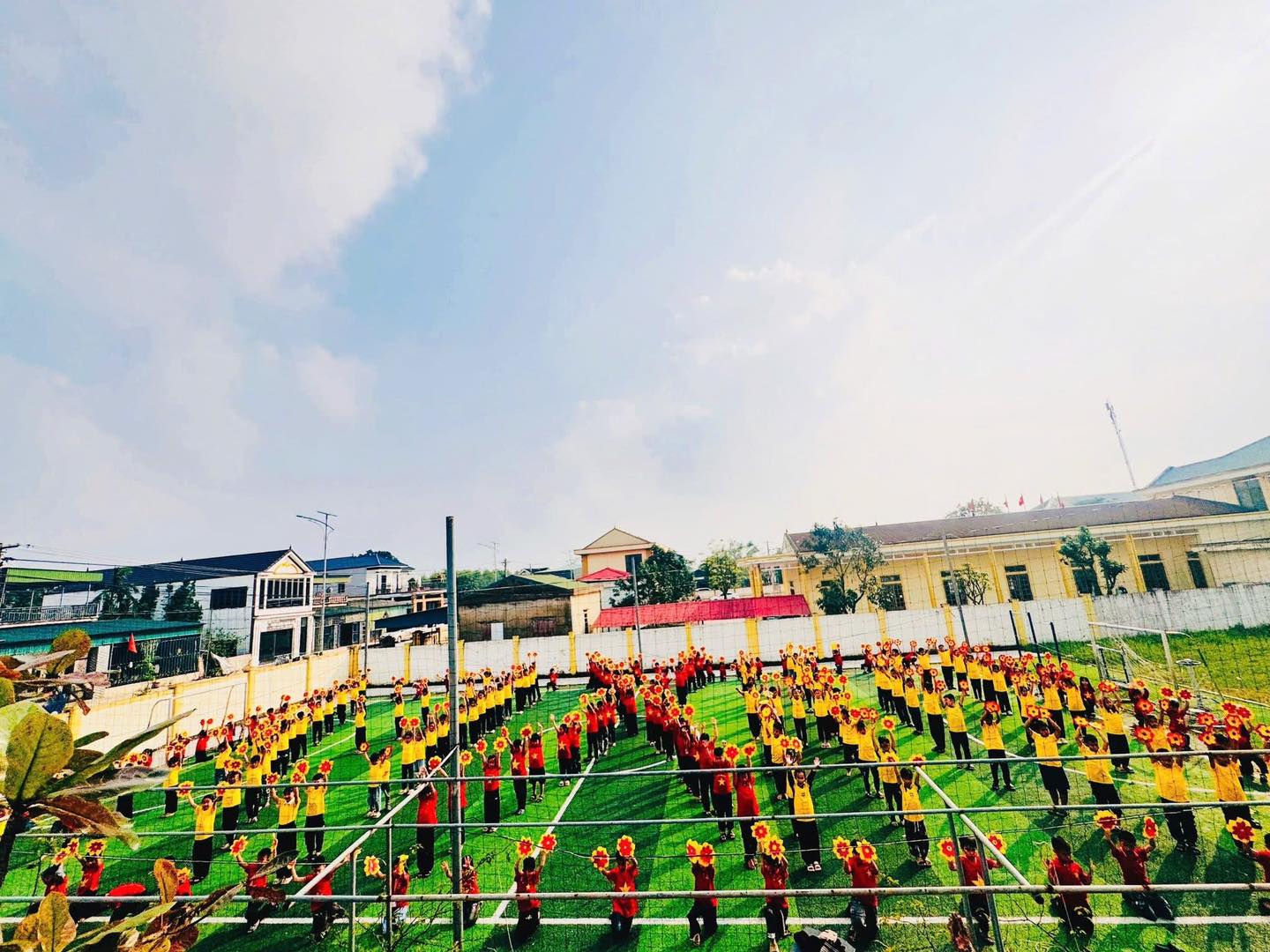 Liên đội Trường Tiểu học Cẩm Duệ và Liên đội Trường Tiểu học Cẩm Thạch đồng diễn chào mừng Đại hội Đoàn TNCS Hồ Chí Minh tỉnh Hà Tĩnh lần thứ XIX