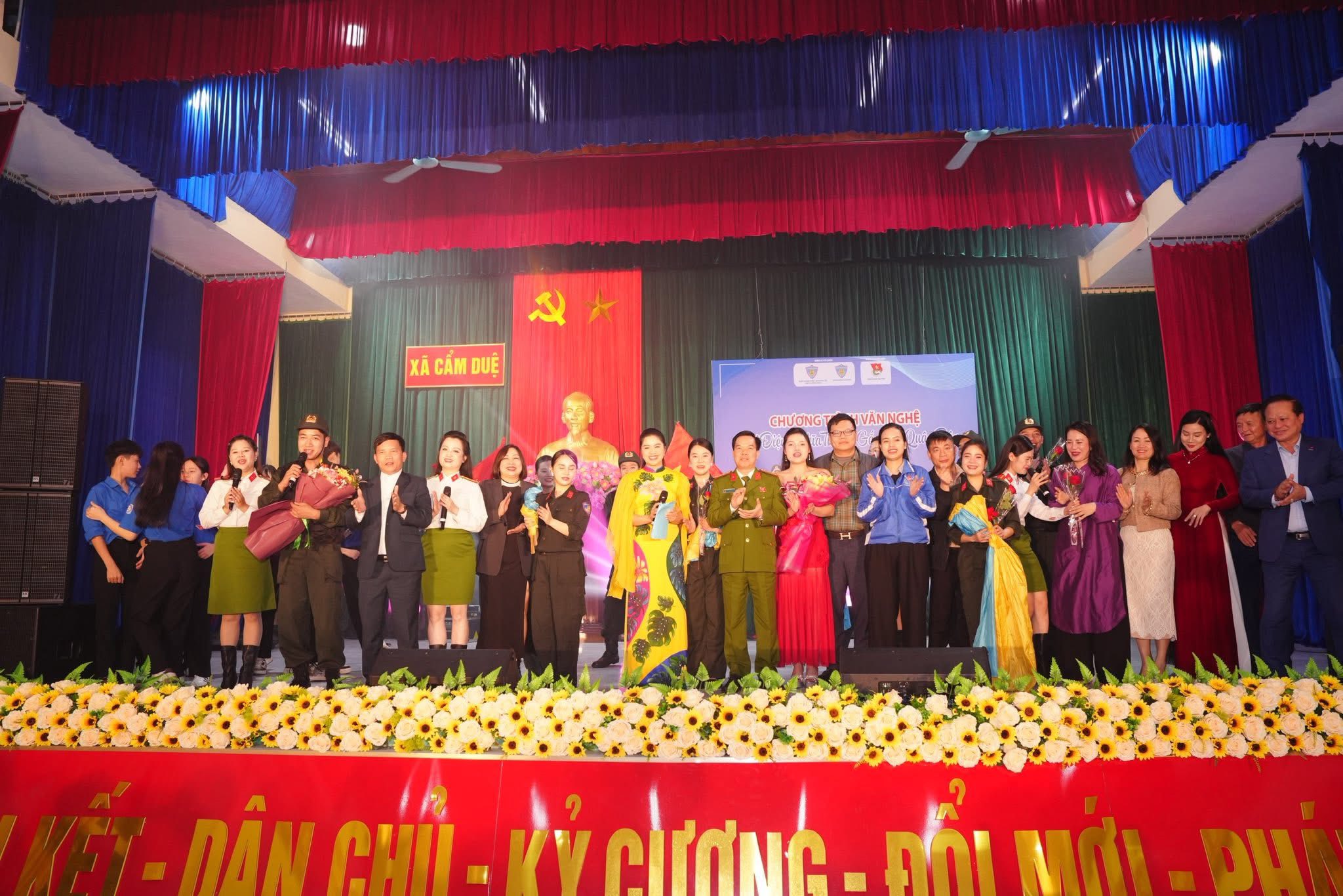 ĐÊM GIAO LƯU VĂN NGHỆ – GẮN KẾT TÌNH QUÂN DÂN TẠI XÃ CẨM DUỆ