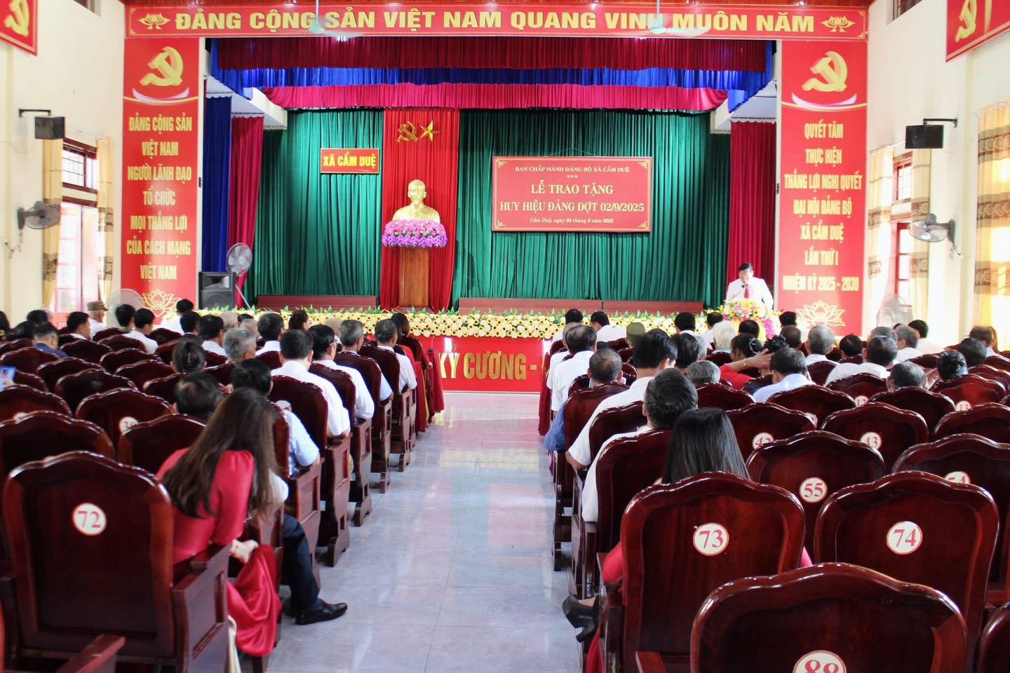 ĐẢNG UỶ XÃ CẨM DUỆ TRANG TRỌNG TRAO HUY HIỆU ĐẢNG CHO CÁC ĐẢNG VIÊN