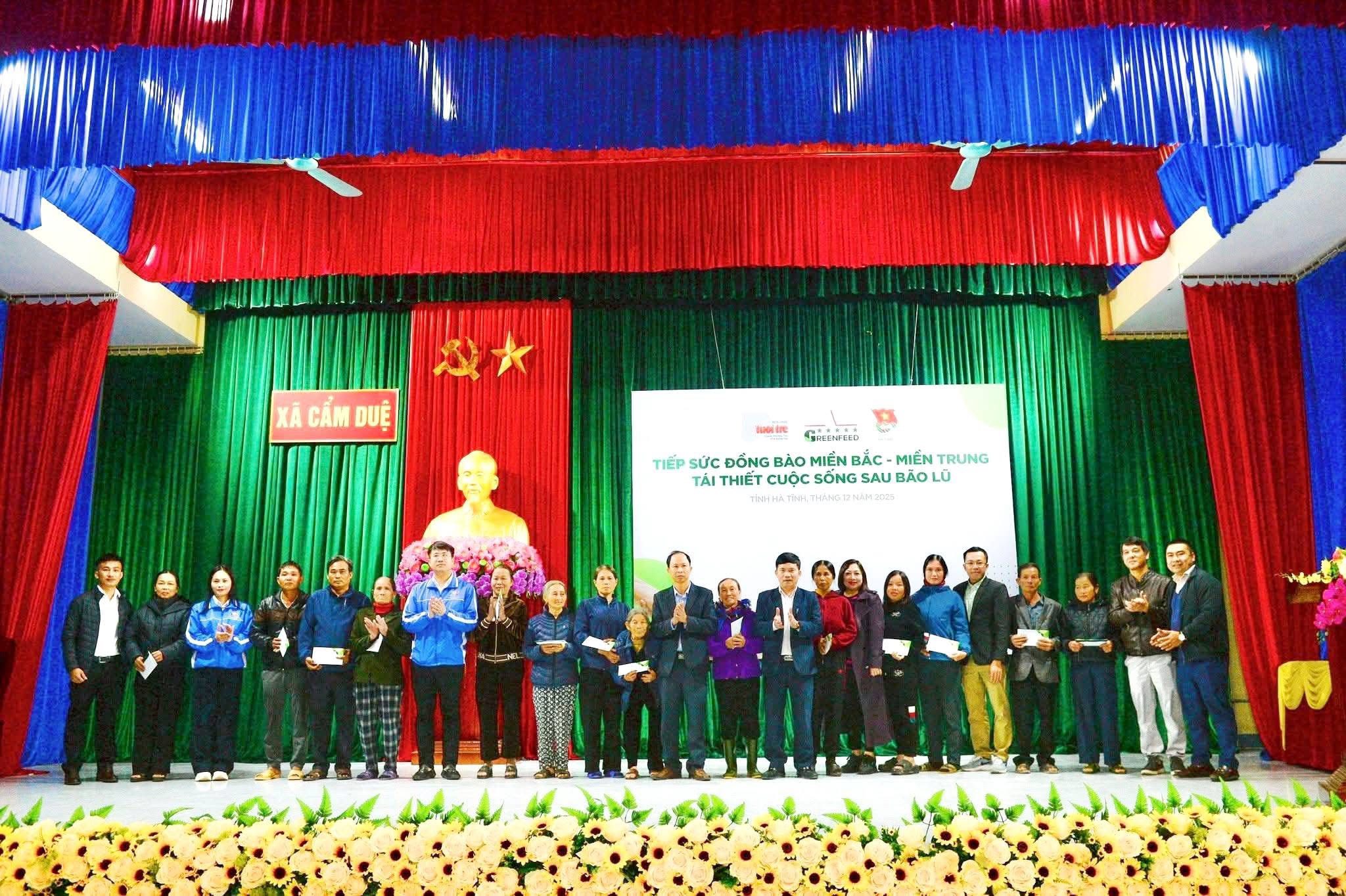 BÁO TUỔI TRẺ CÙNG CÔNG TY CPPR PHẦN GREENFEED HỖ TRỢ 600 TRIỆU ĐỒNG CHO NGƯỜI DÂN XÃ CẨM DUỆ BỊ ẢNH HƯỞNG BỞI BÃO LŨ