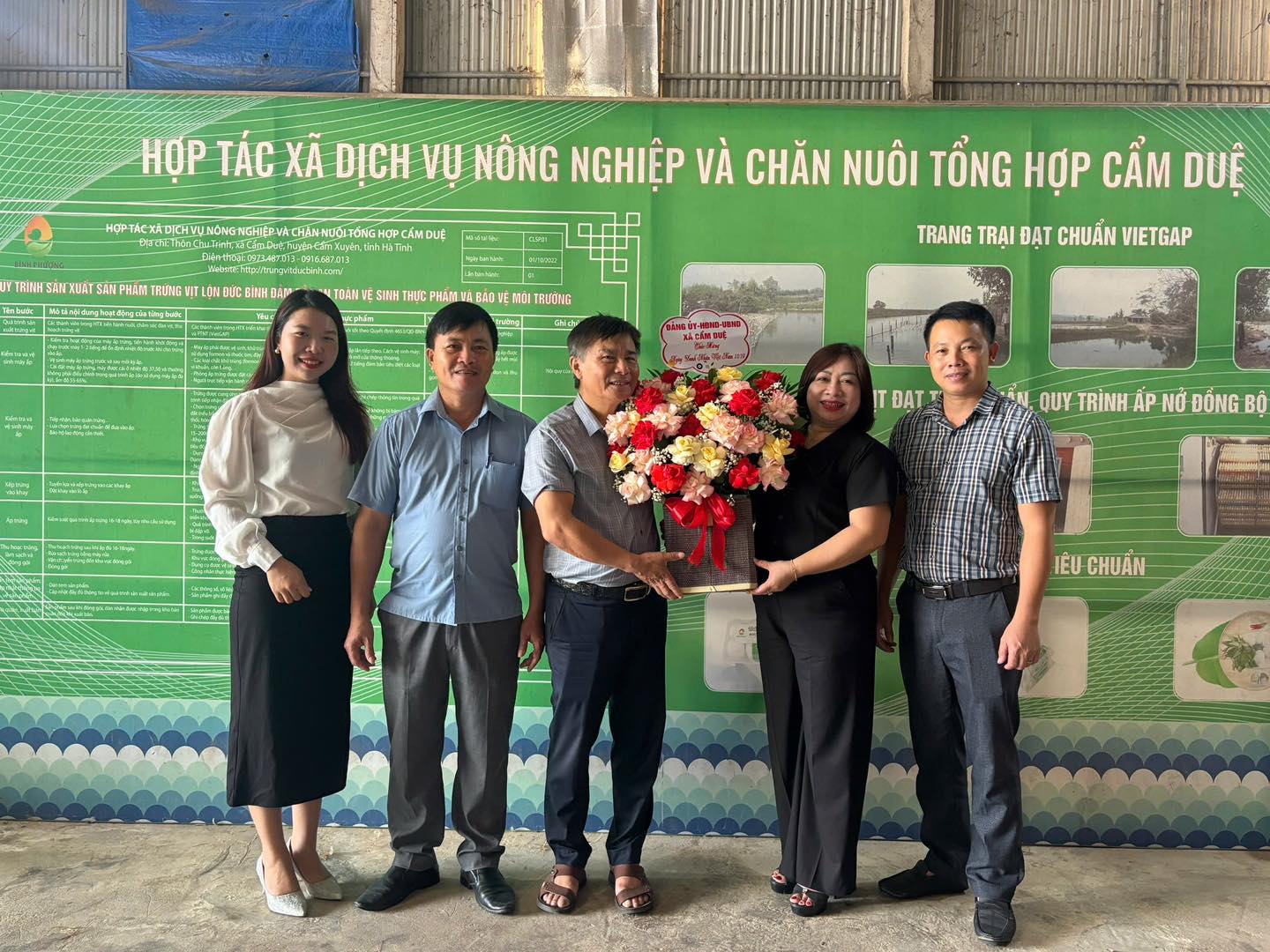 LÃNH ĐẠO XÃ CẨM DUỆ CHÚC MỪNG ĐẠI DIỆN CÁC DOANH NGHIỆP NHÂN NGÀY DOANH NHÂN VIỆT NAM 13/10