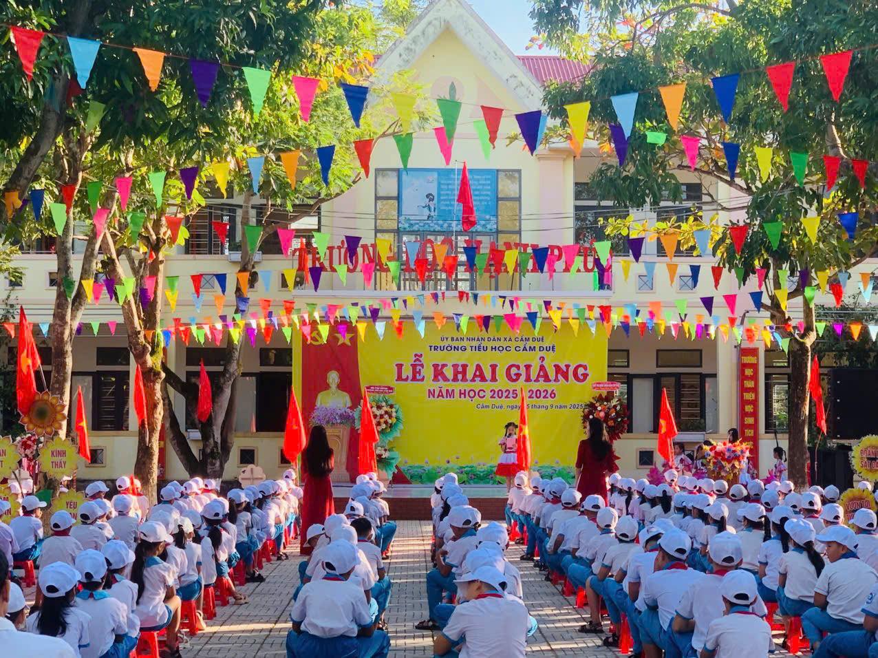 LỄ KHAI GIẢNG NĂM HỌC MỚI 2025-2026 VÀ KỶ NIỆM 80 NGÀY TRUYỀN THỐNG GIÁO DỤC TẠI XÃ CẨM DUỆ - HÀNH TRÌNH KHỞI ĐẦU ĐẦY Ý NGHĨA.