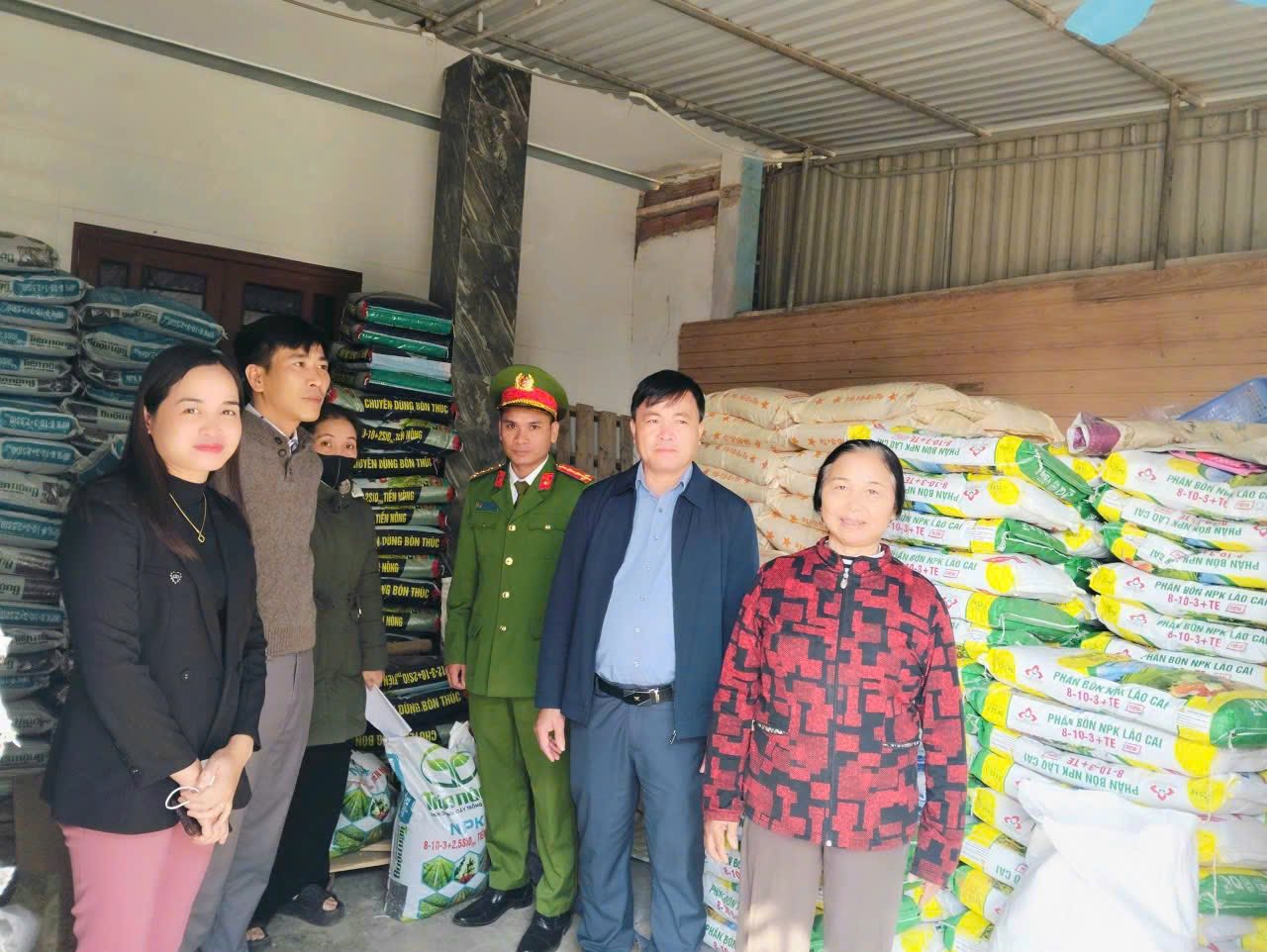 TĂNG CƯỜNG KIỂM TRA VIỆC CHẤP HÀNH CÁC QUY ĐỊNH TRONG KINH DOANH VẬT TƯ NÔNG NGHIỆP TRÊN ĐỊA BÀN XÃ CẨM DUỆ.