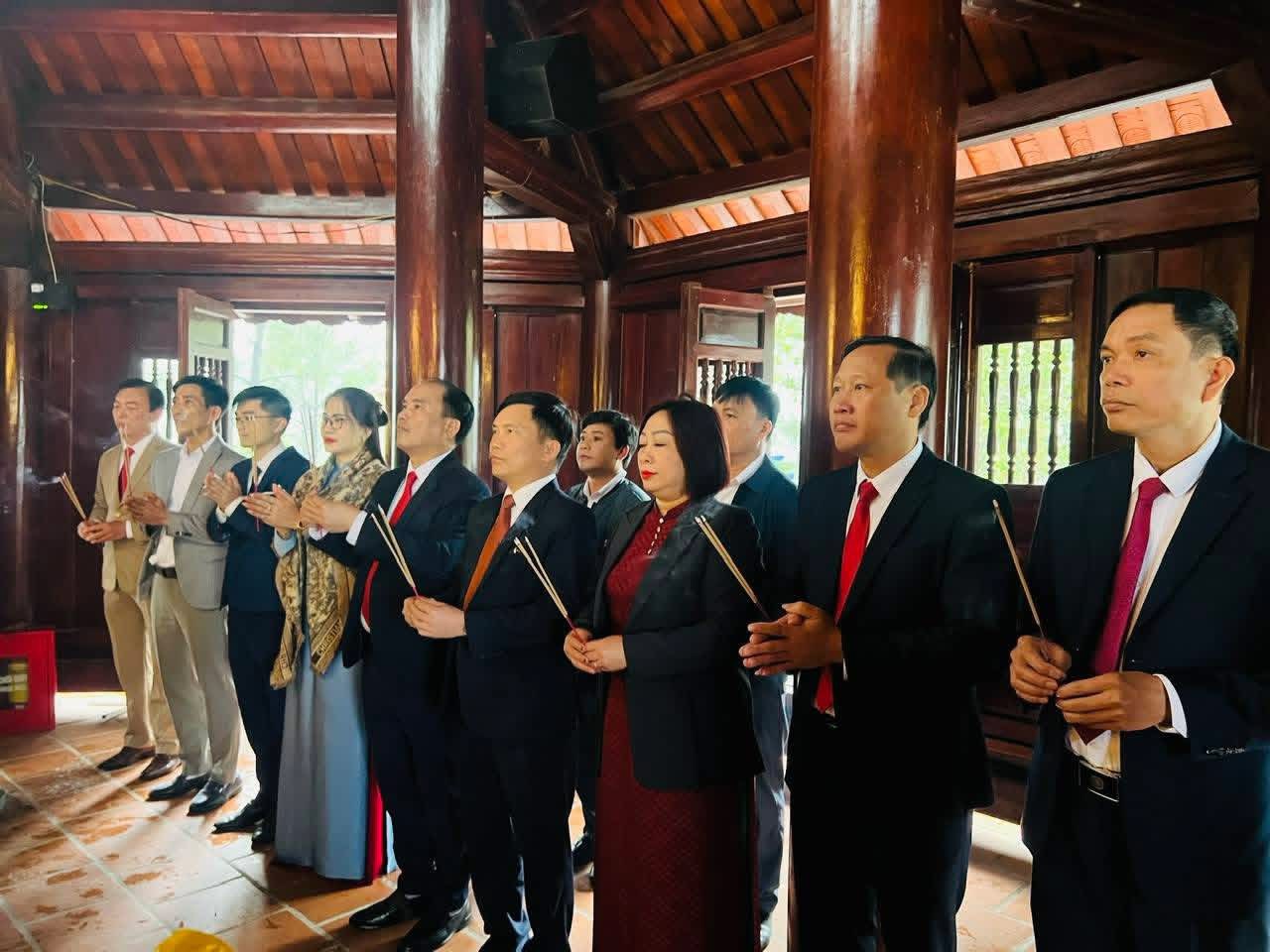 LÃNH ĐẠO XÃ CẨM DUỆ DÂNG HƯƠNG TẠI ĐỀN THỜ TỔNG BÍ THƯ LÊ DUẨN NHÂN KỶ NIỆM 96 NĂM NGÀY THÀNH LẬP ĐẢNG CỘNG SẢN VIỆT NAM (3/2/1930-3/2/2026)