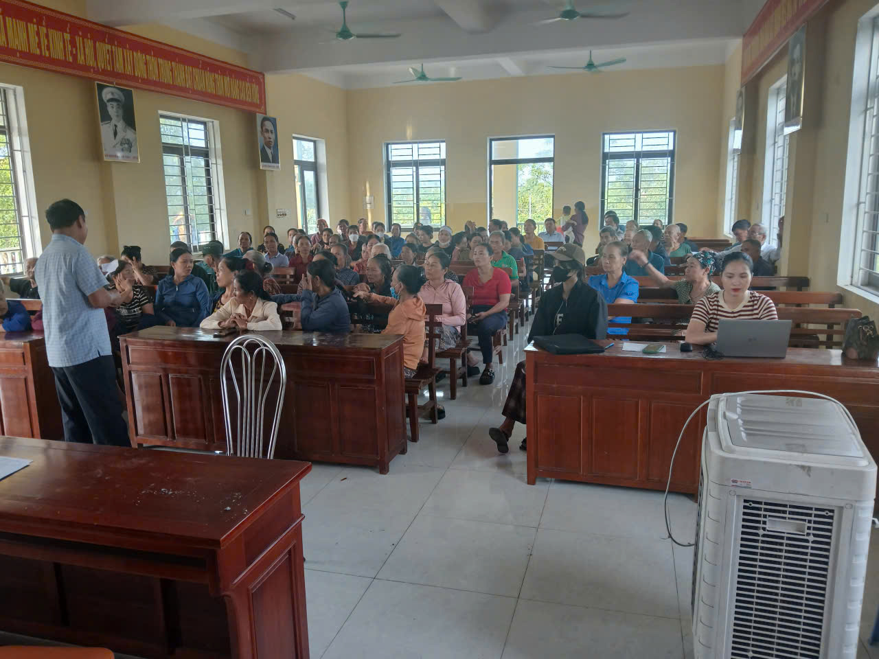 XÃ CẨM DUỆ TỔ CHỨC TRAO QUÀ CỦA CHÍNH PHỦ NHÂN DỊP QUỐC KHÁNH 2/9 CHO BÀ CON NHÂN DÂN TRÊN ĐỊA BÀN XÃ 