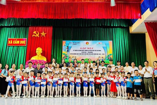 Xã Cẩm Duệ tổ chức gặp mặt kỷ niệm 85 năm ngày thành lập Đội TNTP Hồ Chí Minh và tuyên dương học sinh giỏi, đội viên tiêu biểu năm học 2025-2026