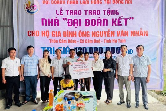 Trao tặng nhà đại đoàn kết tại xã Cẩm Duệ