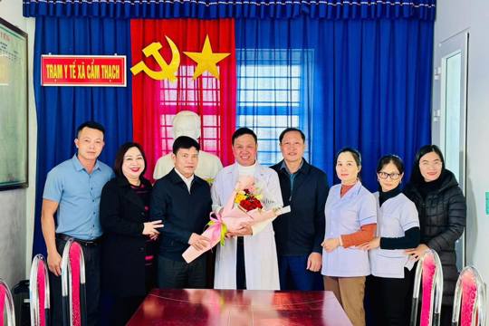 Lãnh đạo xã thăm hỏi, động viên và ghi nhận tinh thần trách nhiệm cao của đội ngũ y tế cơ sở đỡ đẻ thành công cho mẹ đơn thân trong trường hợp khẩn cấp