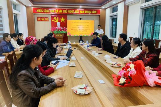 LỄ TIẾP NHẬN CÔNG CHỨC, VIÊN CHỨC VỀ CÔNG TÁC TẠI UBND VÀ TRUNG TÂM DỊCH VỤ TỔNG HỢP XÃ CẨM DUỆ