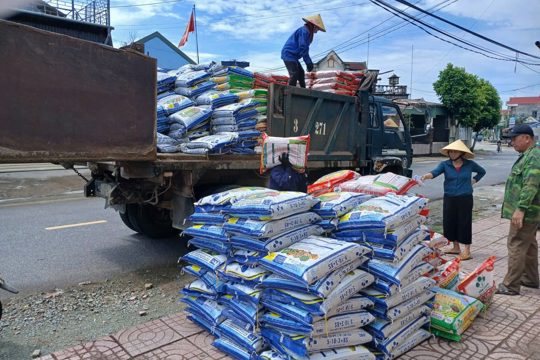 Hội nông dân xã Cẩm Duệ cung ứng phân bón phục vụ sản xuất