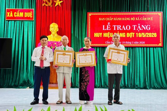 Đảng bộ xã Cẩm Duệ trang trọng tổ chức trao huy hiệu Đảng đợt 19/05
