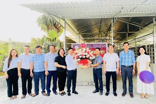 Lãnh đạo xã đã đến tham quan, chúc mừng gia đình có mô hình chăn nuôi hươu tại thôn Tân Duệ