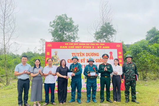 Dân quân xã Cẩm Duệ tự tin bắn đạn thật và nhận danh hiệu “Hoa bắn giỏi” 